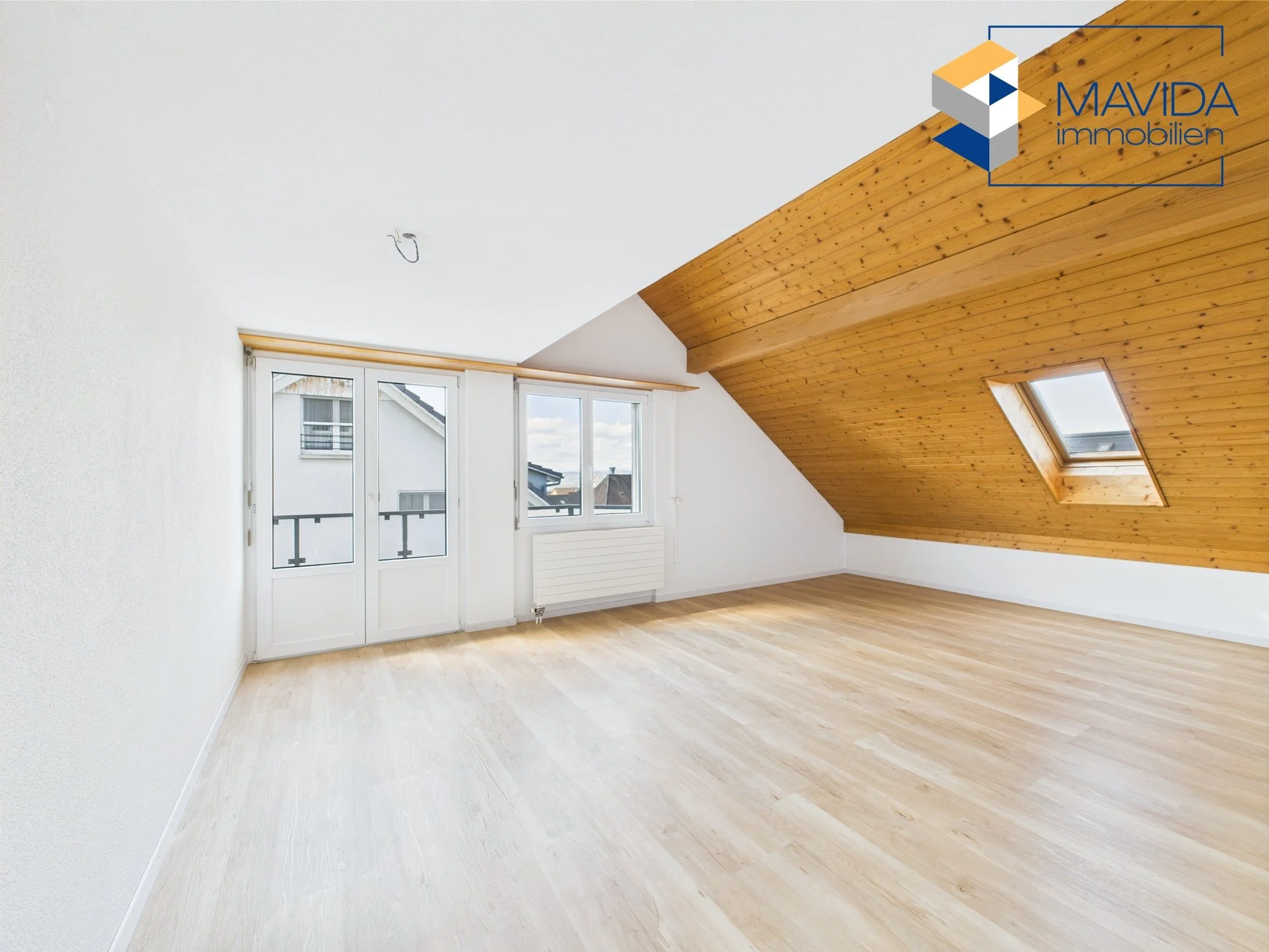 Wohnzimmer mit Zugang zum Balkon.jpg