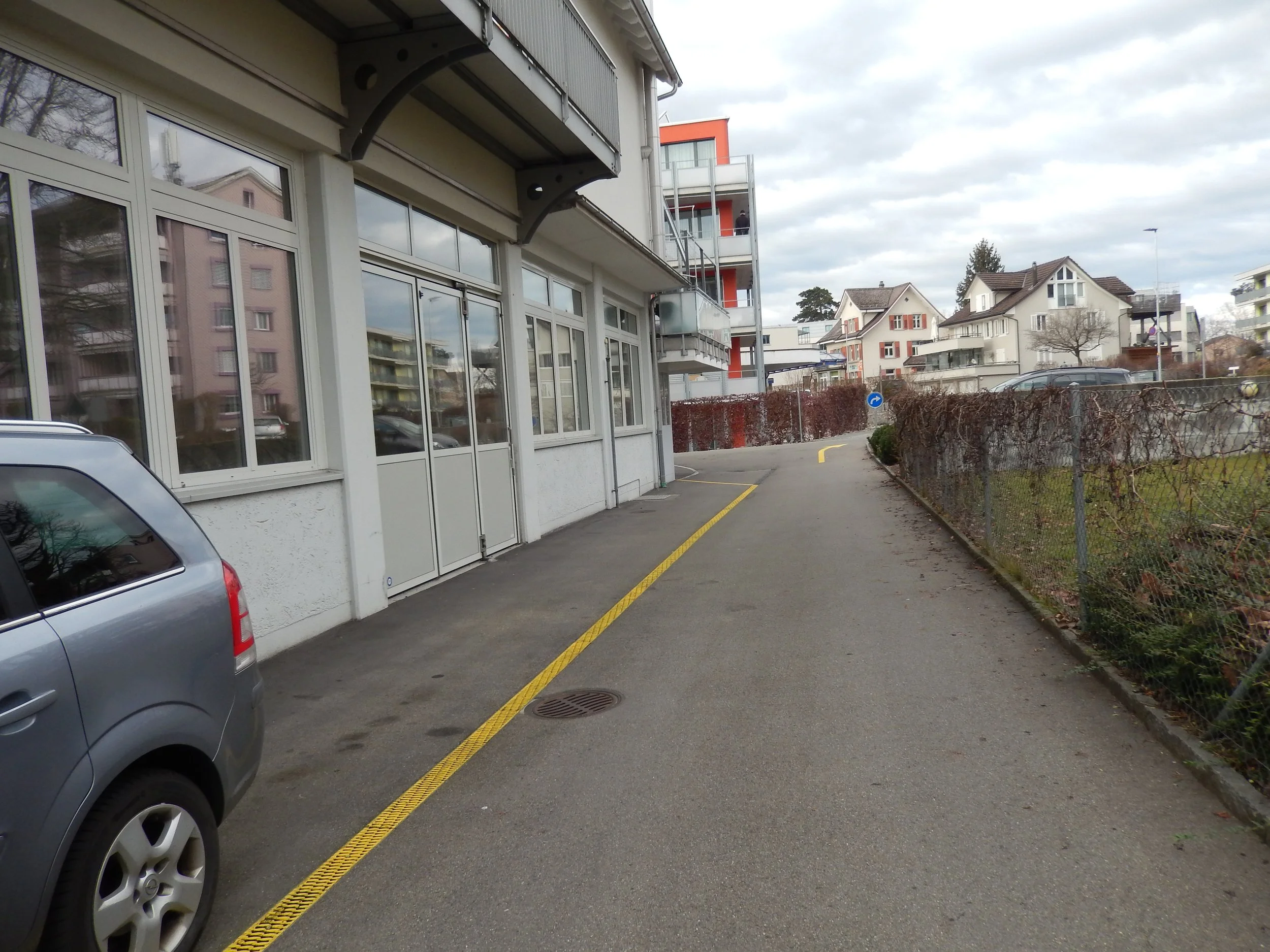 4 Parkplätze und seitl. Falttor.JPG