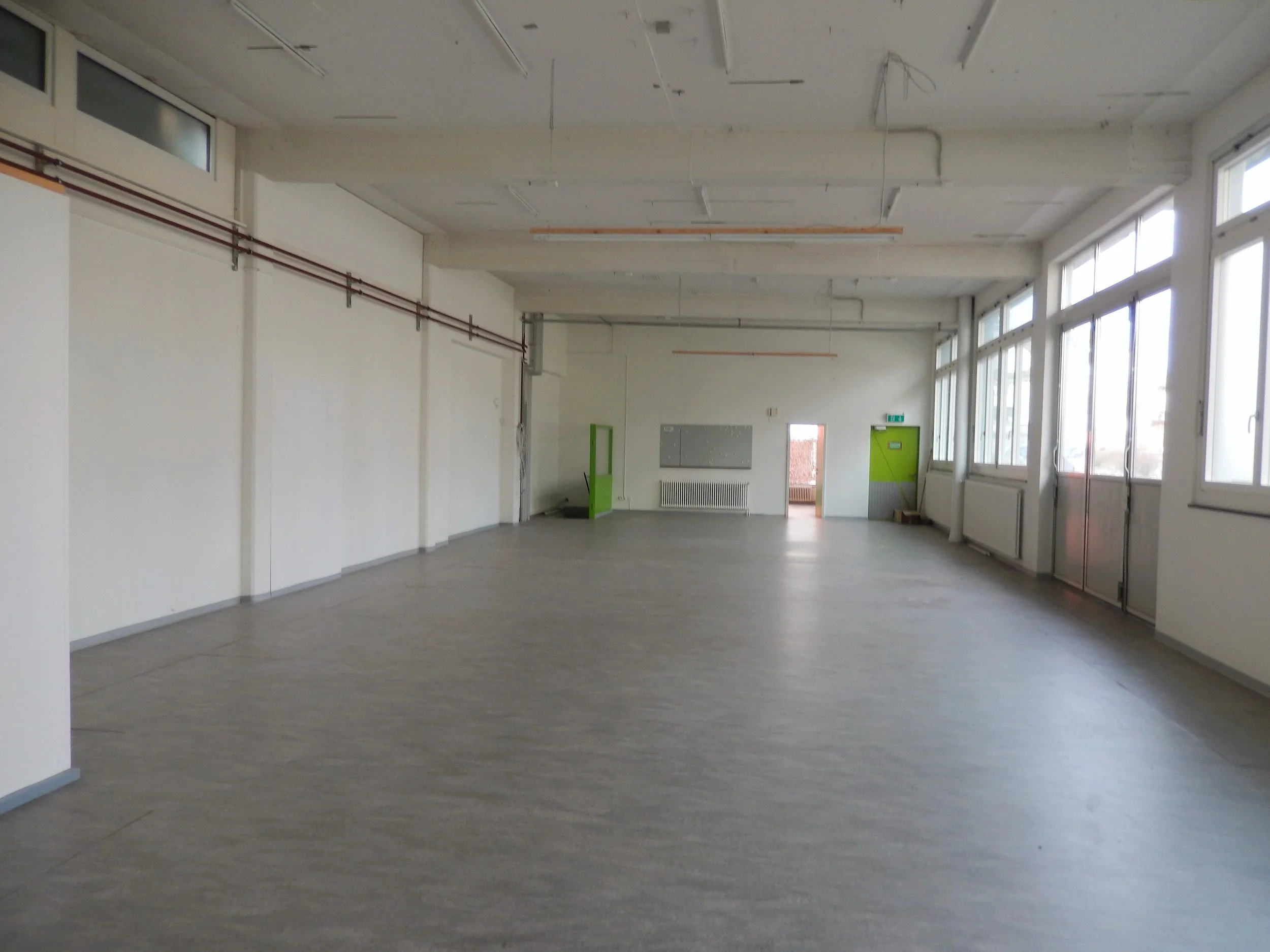 6 Halle Blick zum Laden_.JPG