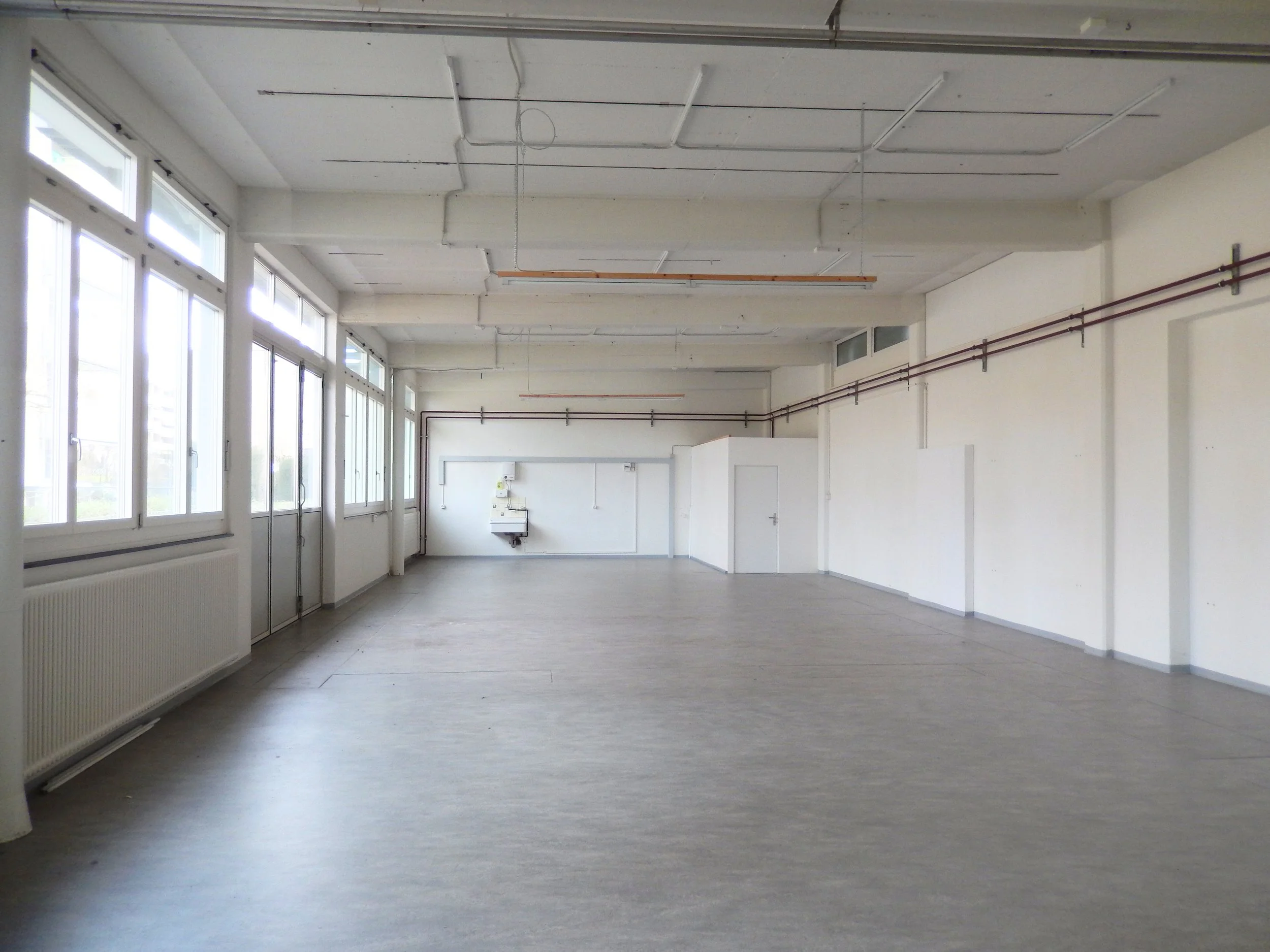 7 Halle Blick mit seitl. Falttor-1_.jpg