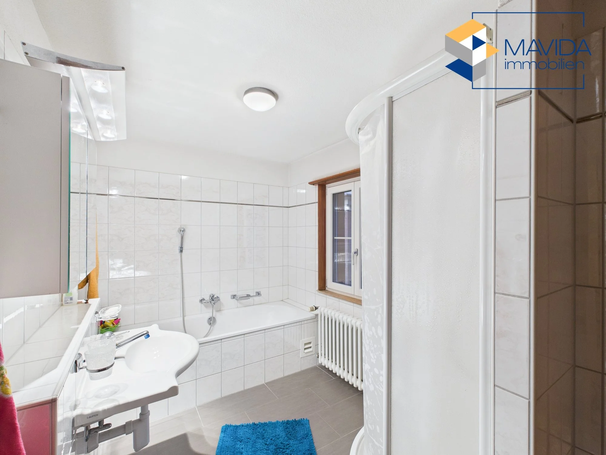 Bad mit Dusche und Badewanne.jpg