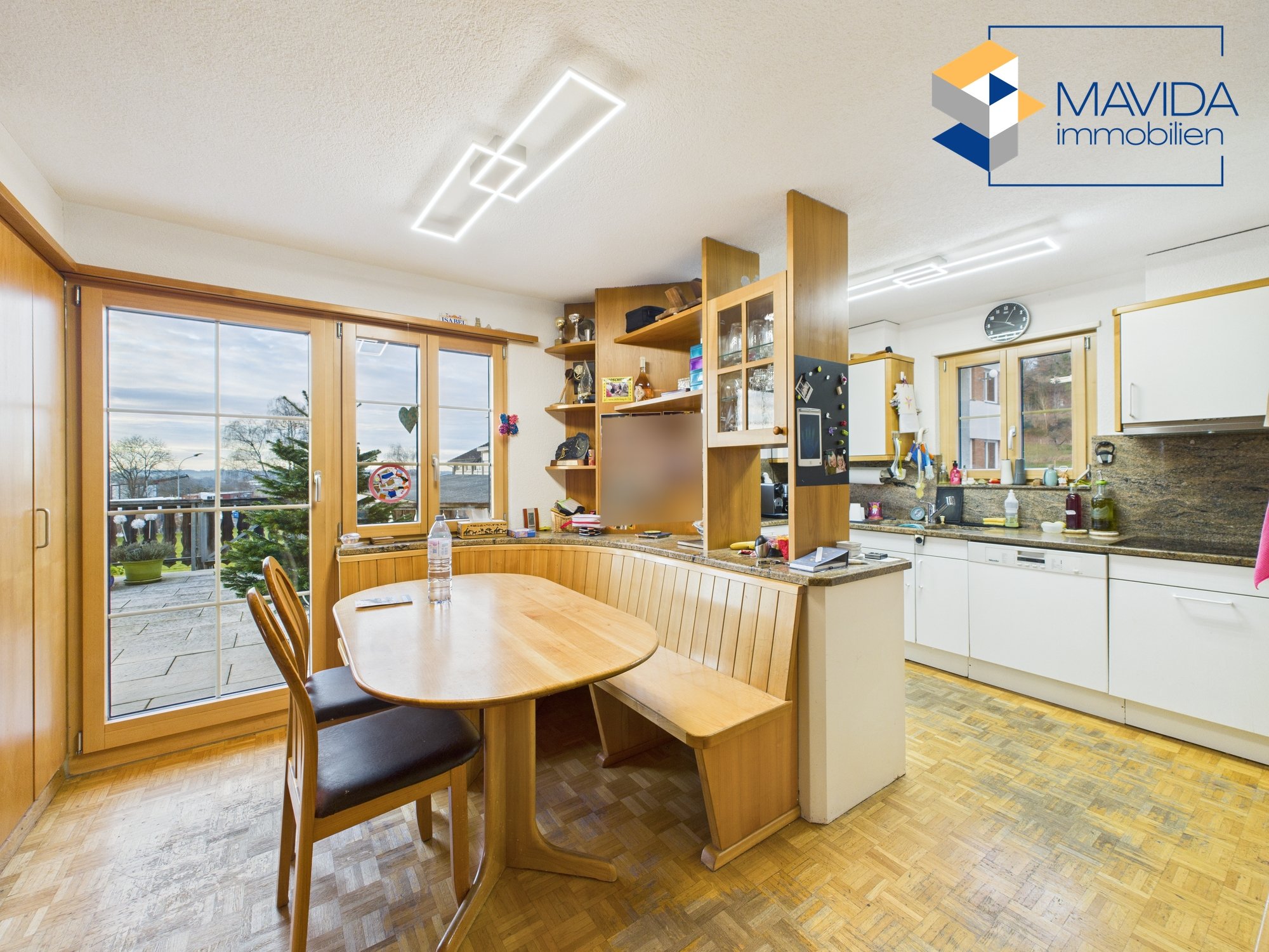 Küche mit Zugang auf Terrasse.jpg