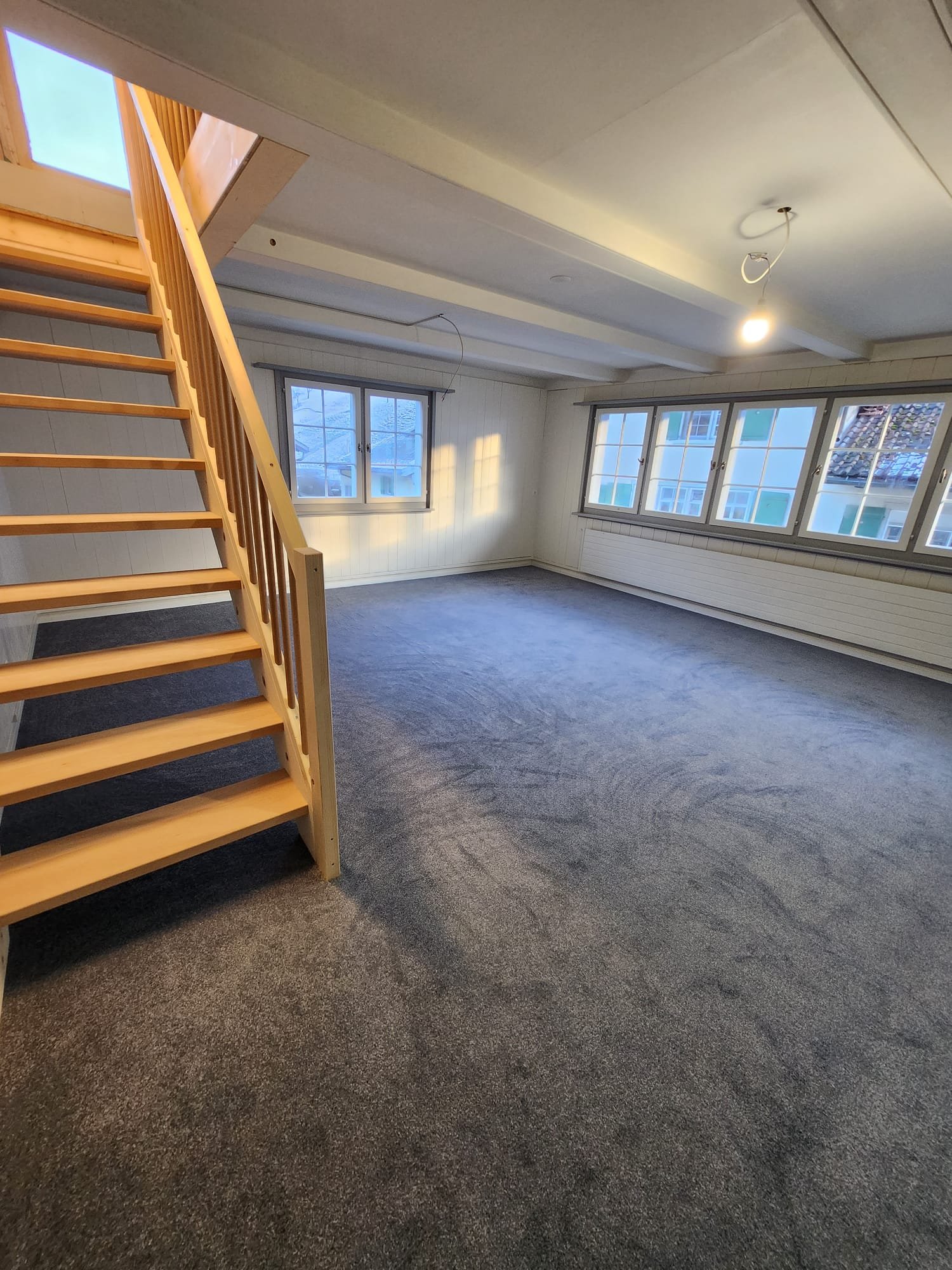 Wohnzimmer mit Aufgang in Dachzimmer.jpeg