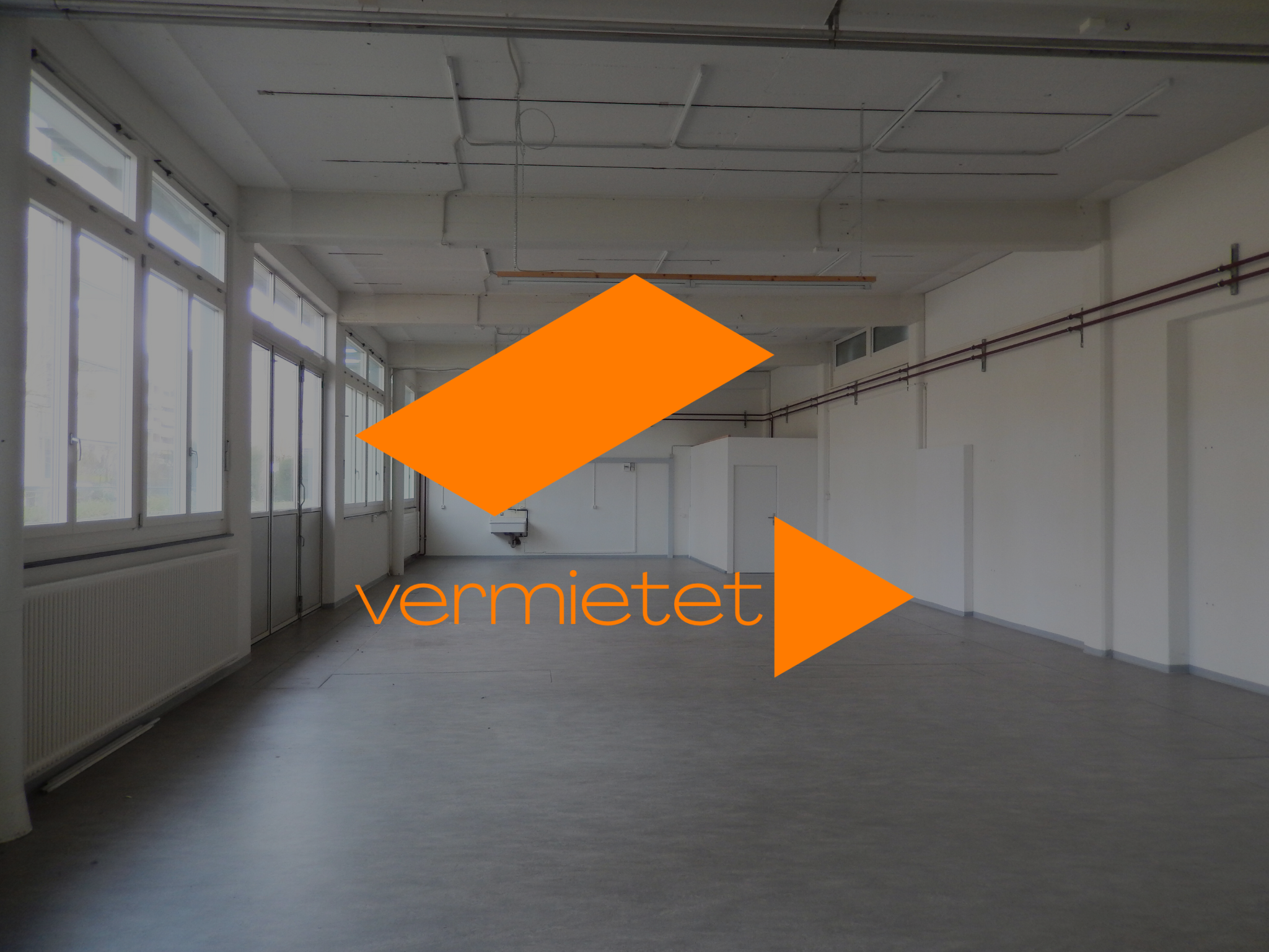 Wetzikon ZH: Laden / Büro und Halle mit Parkplätzen