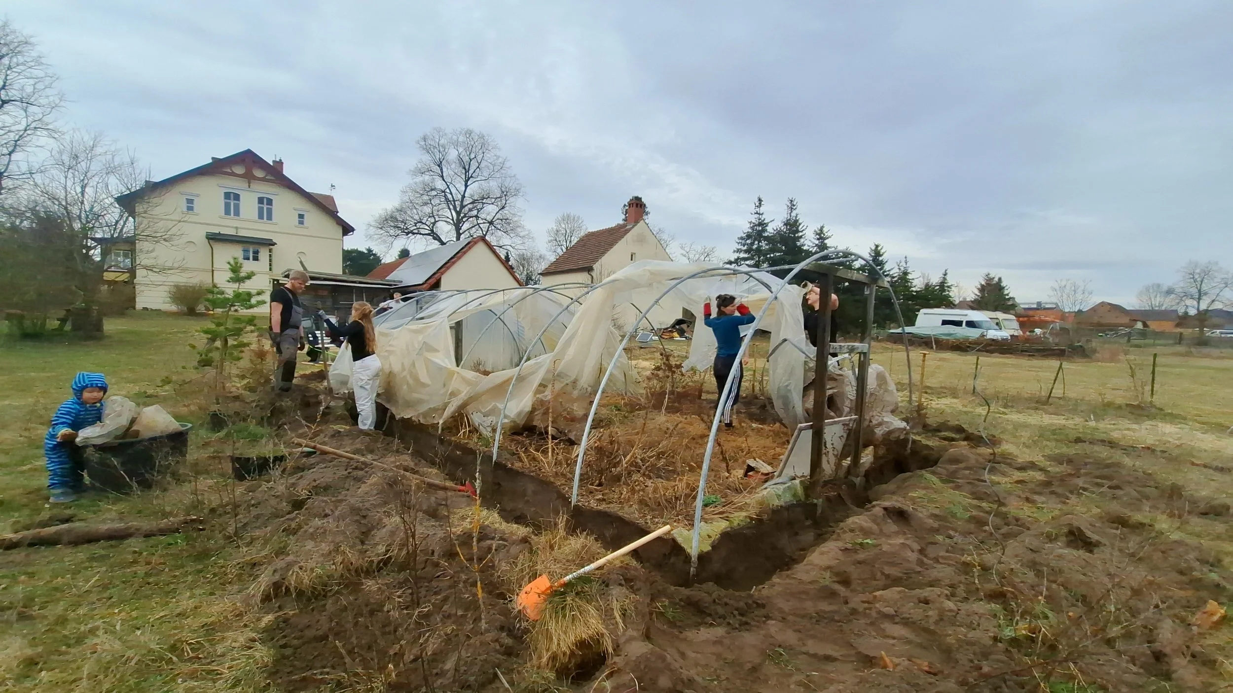 Gelungener Start in die Gartensaison mit einem neuen Folientunnel