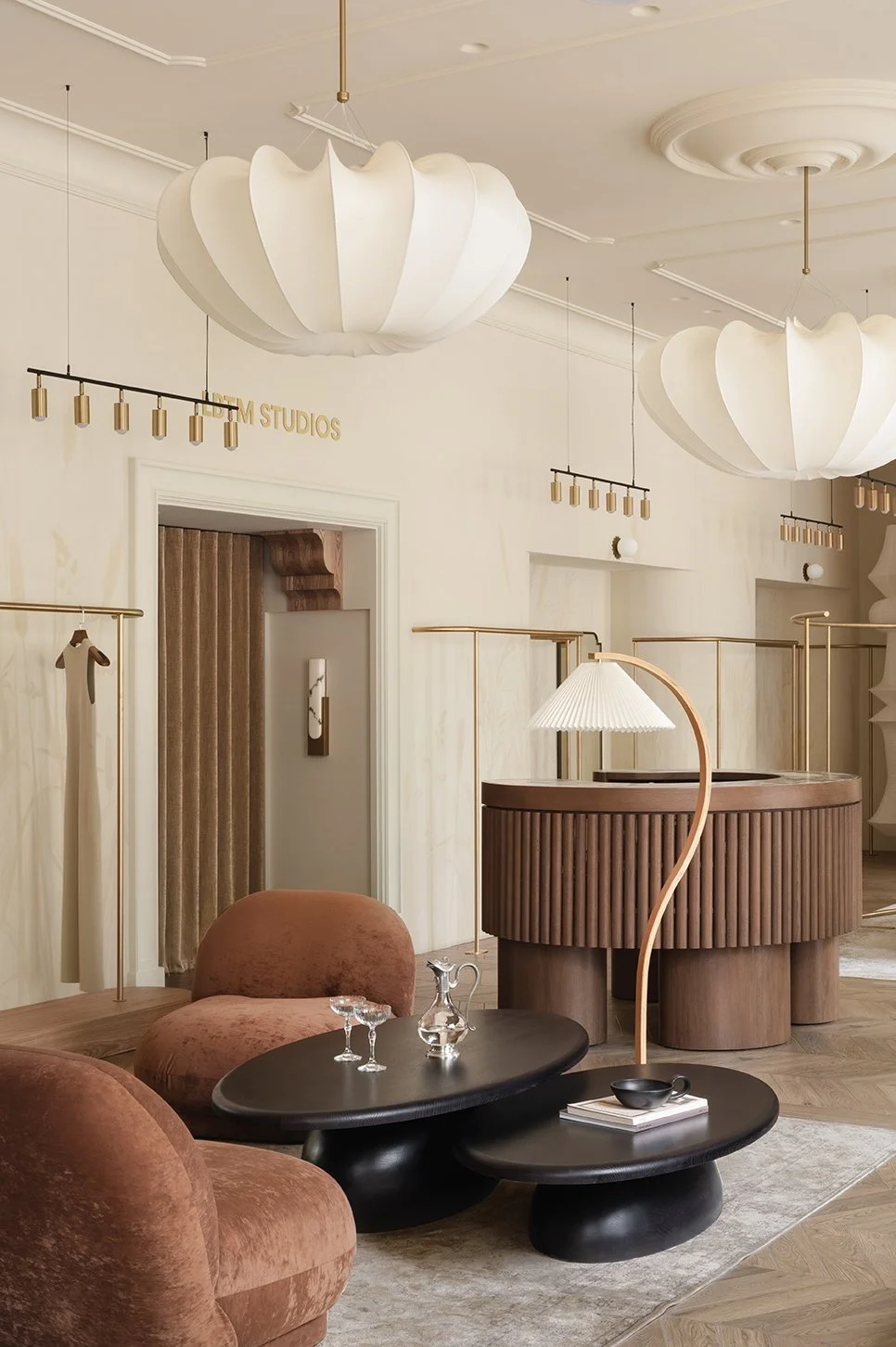 Дизайн інтерʼєру шоуруму магазину брендового одягу Love by the Moon у Києві, бульвар Тараса Шевченка 10