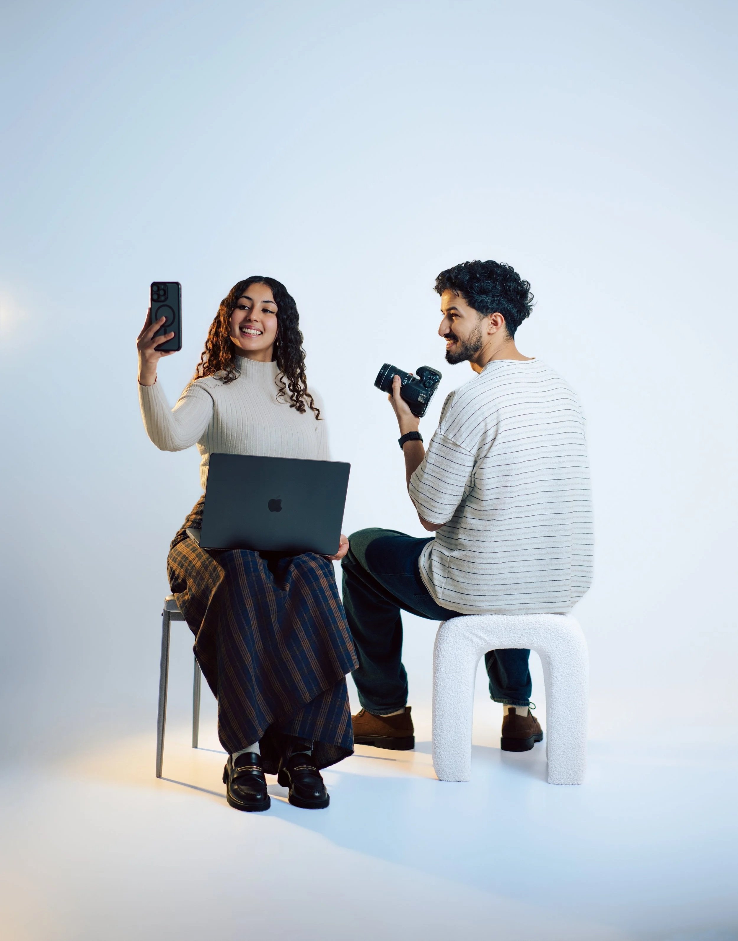 Salam e Jihene, fondatori di J&S Creative Studio, studio creativo specializzato in strategia di brand, creazione contenuti e social media management a Parma.