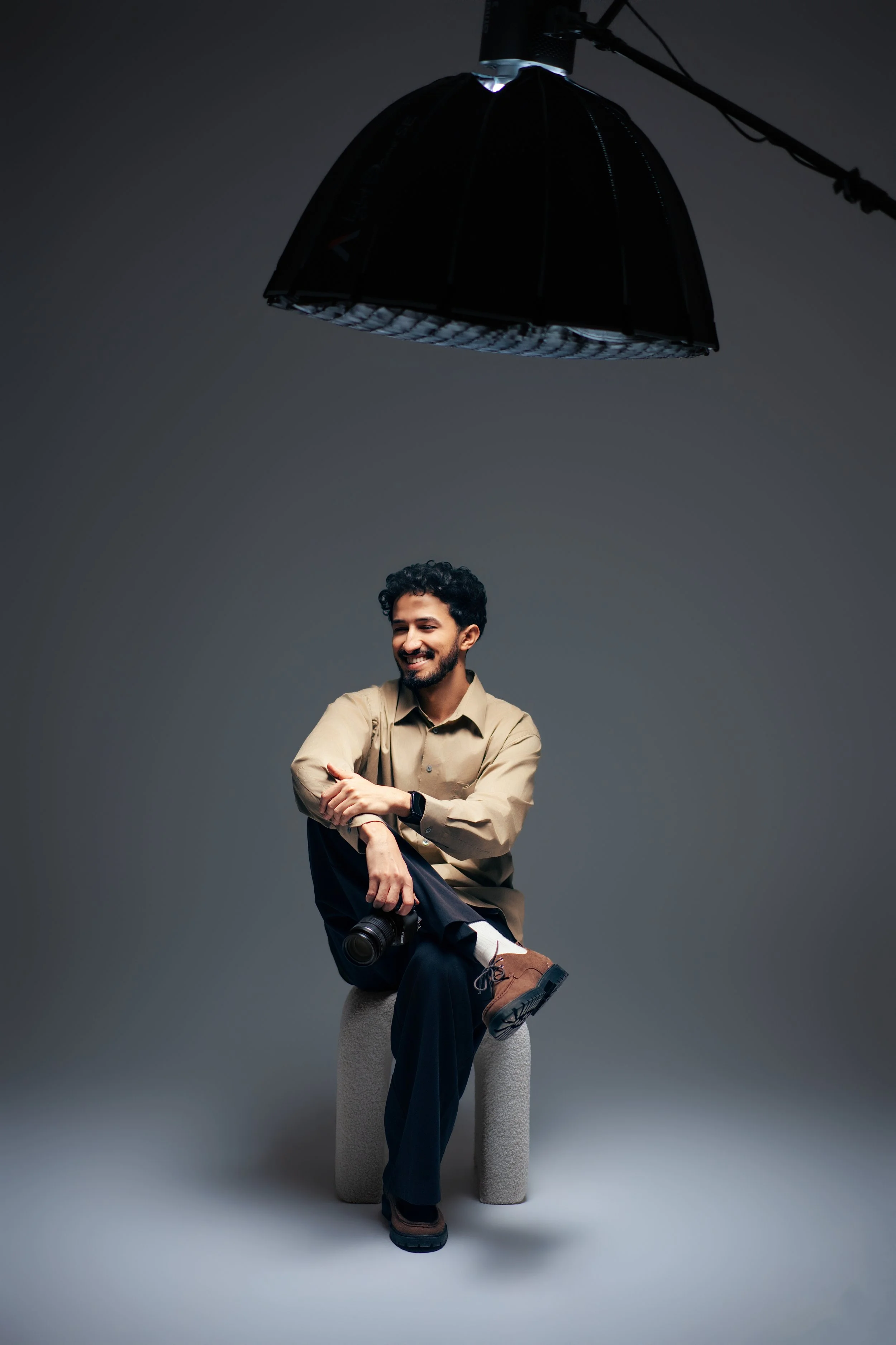 Salam, videomaker e fotografo professionista di J&S Creative Studio, specializzato in creazione contenuti e produzione video per brand a Parma.