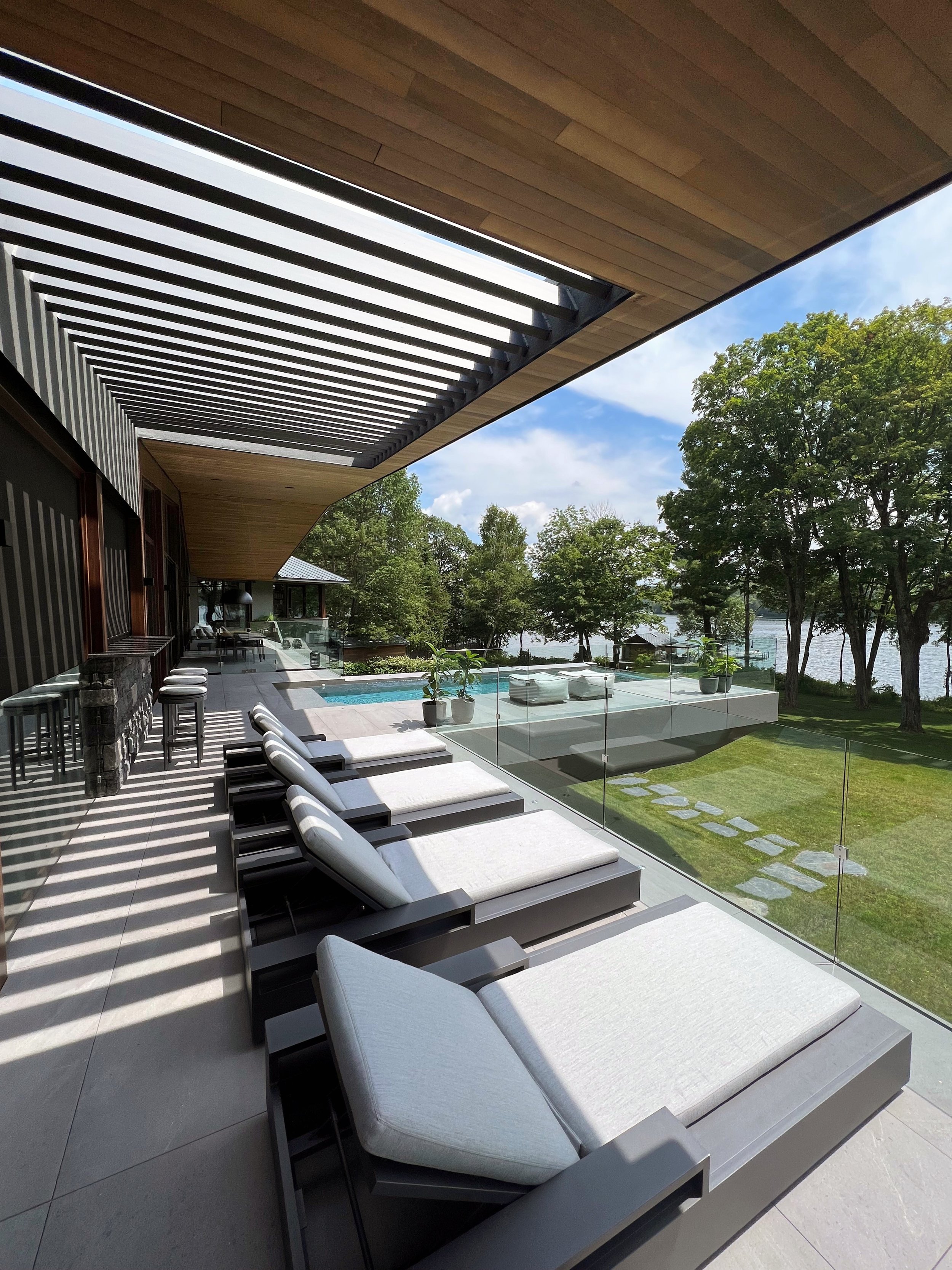 Résidence du Lac Memphrémagog | Co-Creation: MU Architecture Located in the beautiful Estrie region of Quebec, on the shores of the prestigious Lake Memphremagog, the residence features a slender volume. Perched on the steep shores of the lake, it