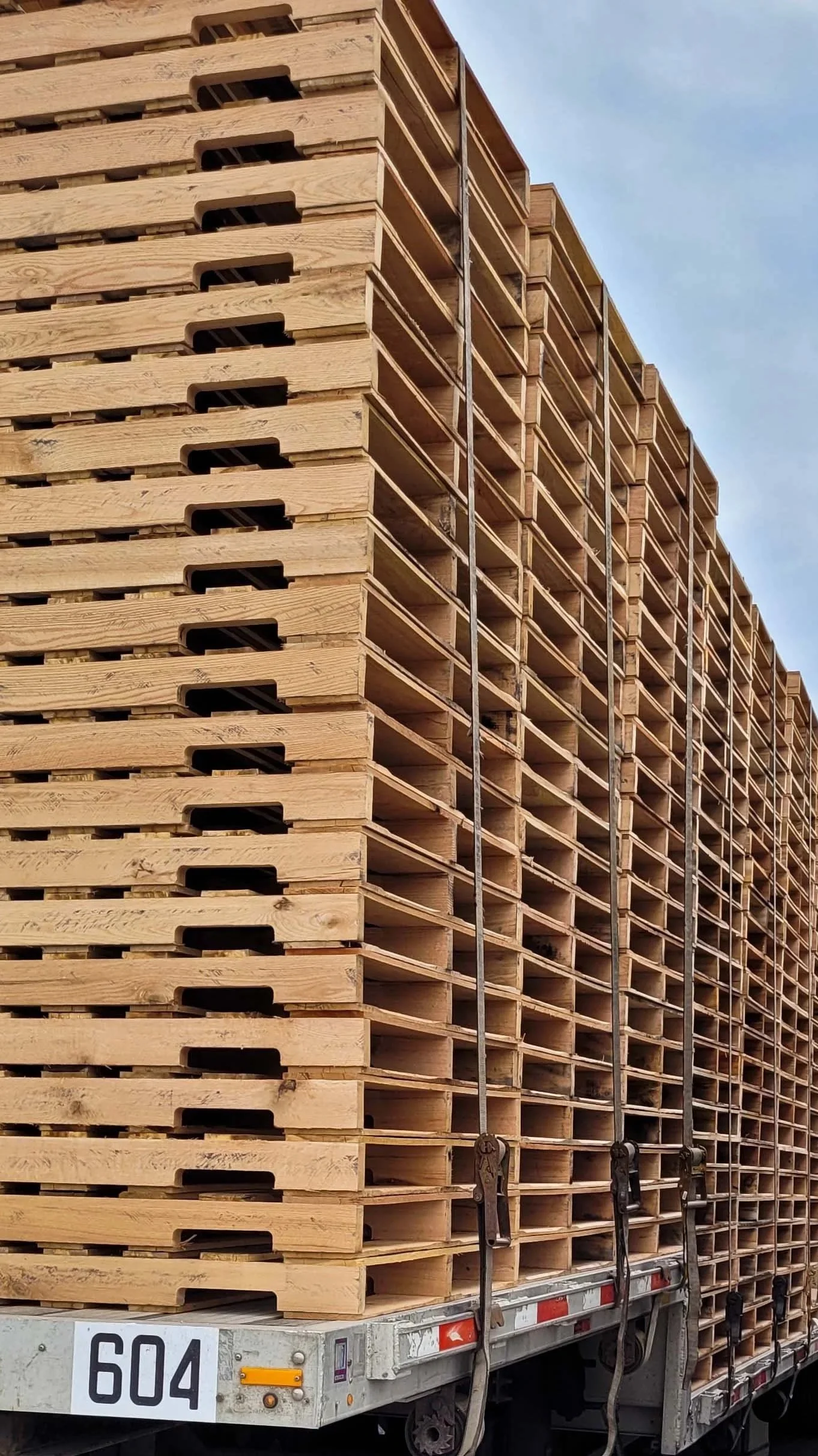 Loading-of-bridger-creek-wooden-pallets-on-trailer