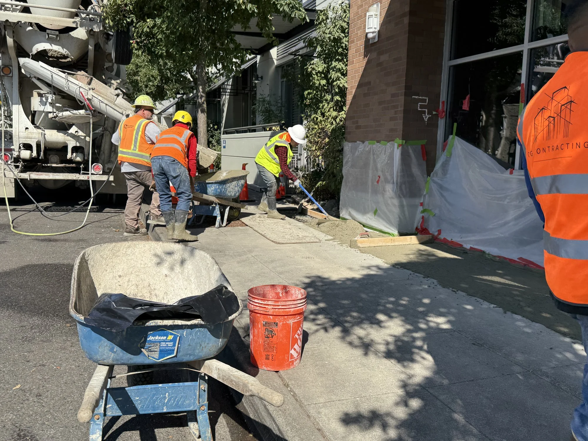01-commercial-concrete-sidewalk-pour-seattle.jpg