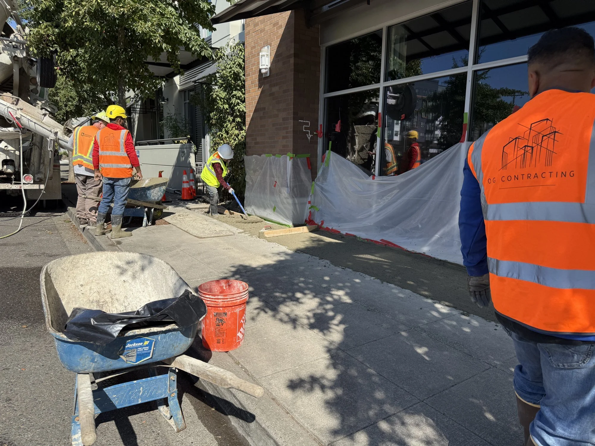 02-og-contracting-crew-commercial-sidewalk-seattle.jpg