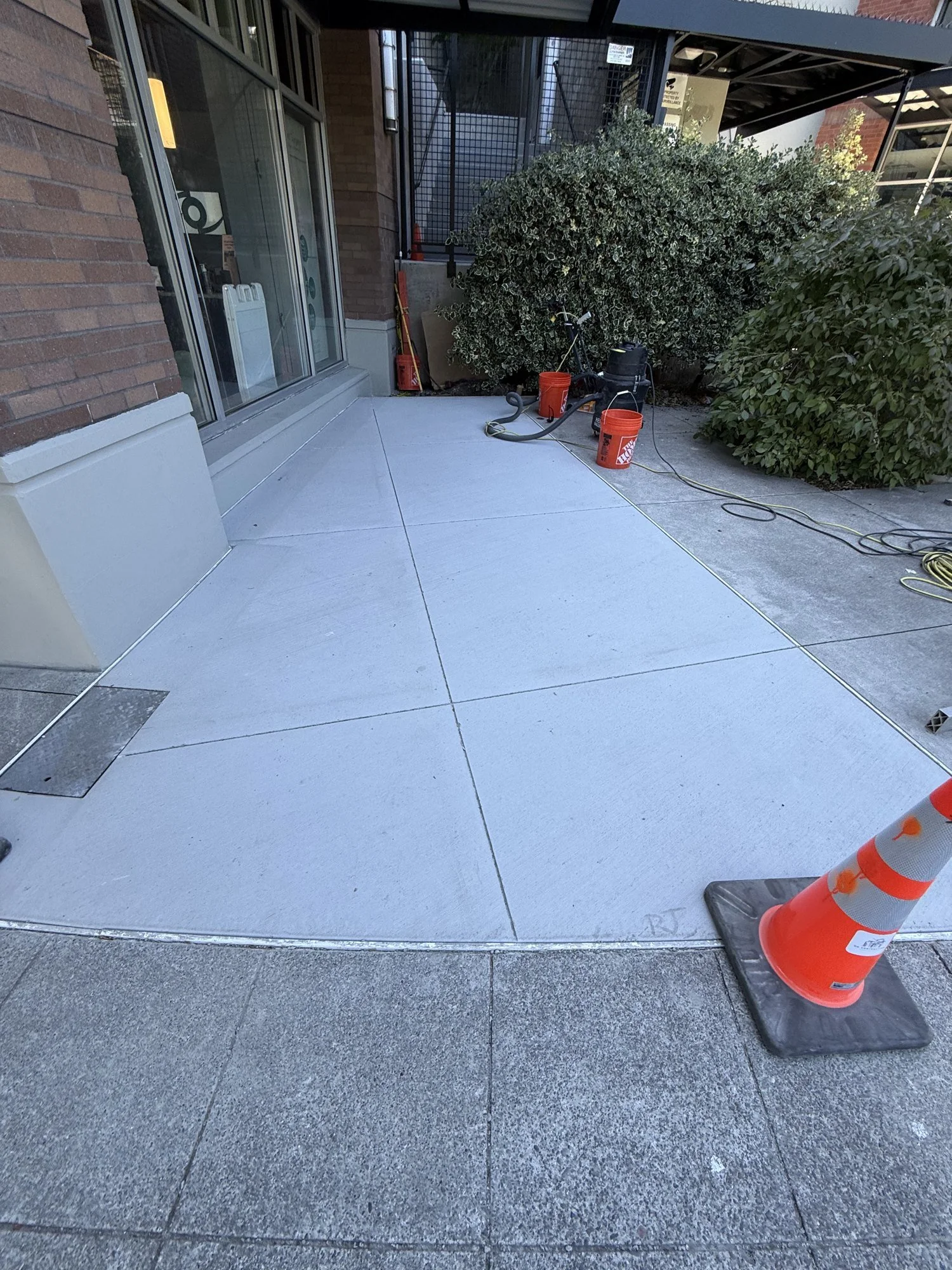 08-finished-commercial-concrete-walkway.jpg