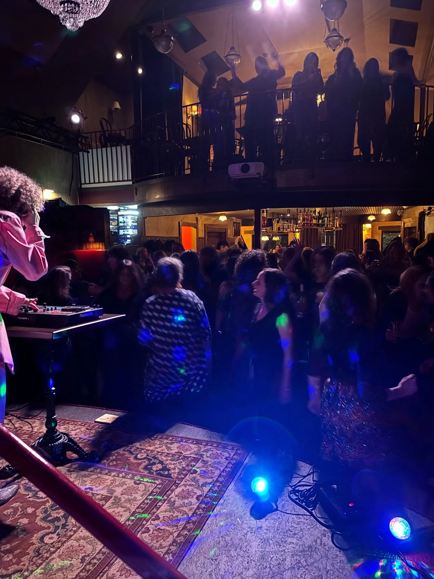 What a Weekend! 

Friday, we had the Sisterhood Shakedown - over 100 ladies &amp; queer folk coming out to be in community with solidarity &amp; joy 💃

Before the dancing started, we had a blast with Dinner &amp; A Movie, showing early-00s classic, 