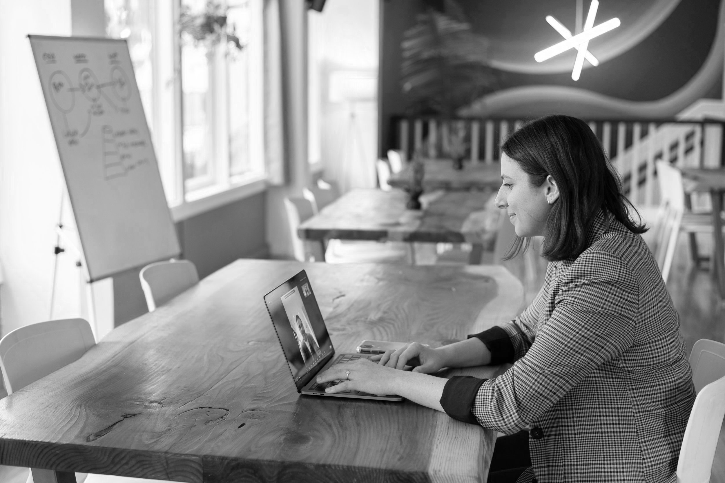 linkedin-sales-solutions-VtKoSy_XzNU-unsplash.jpg