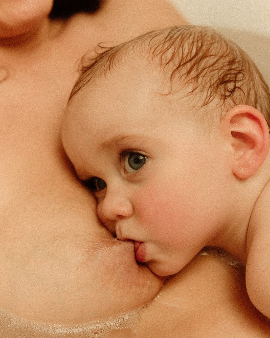 Il y a peu de temps, j&rsquo;avais une discussion avec une Maman sur le point d&rsquo;accueillir son troisi&egrave;me enfant et de vivre son tout premier allaitement. 
J&rsquo;aime tellement ses &eacute;changes avec vous et je me rends compte &agrave