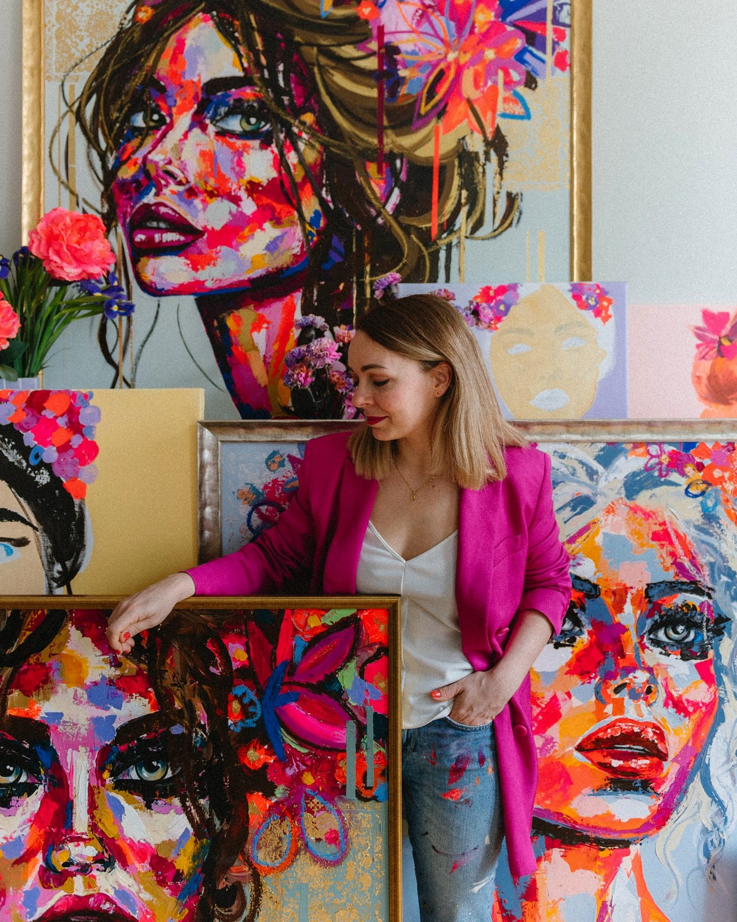 DES FEMMES ET DES FLEURS 🎨🌷✨

Quand @lb.artiste nous a contact&eacute;es @dahlia.monamour et moi pour cr&eacute;er une s&eacute;rie de photos qui lui permettent de cr&eacute;er un site web plus &agrave; son image , on a pas h&eacute;sit&eacute; une