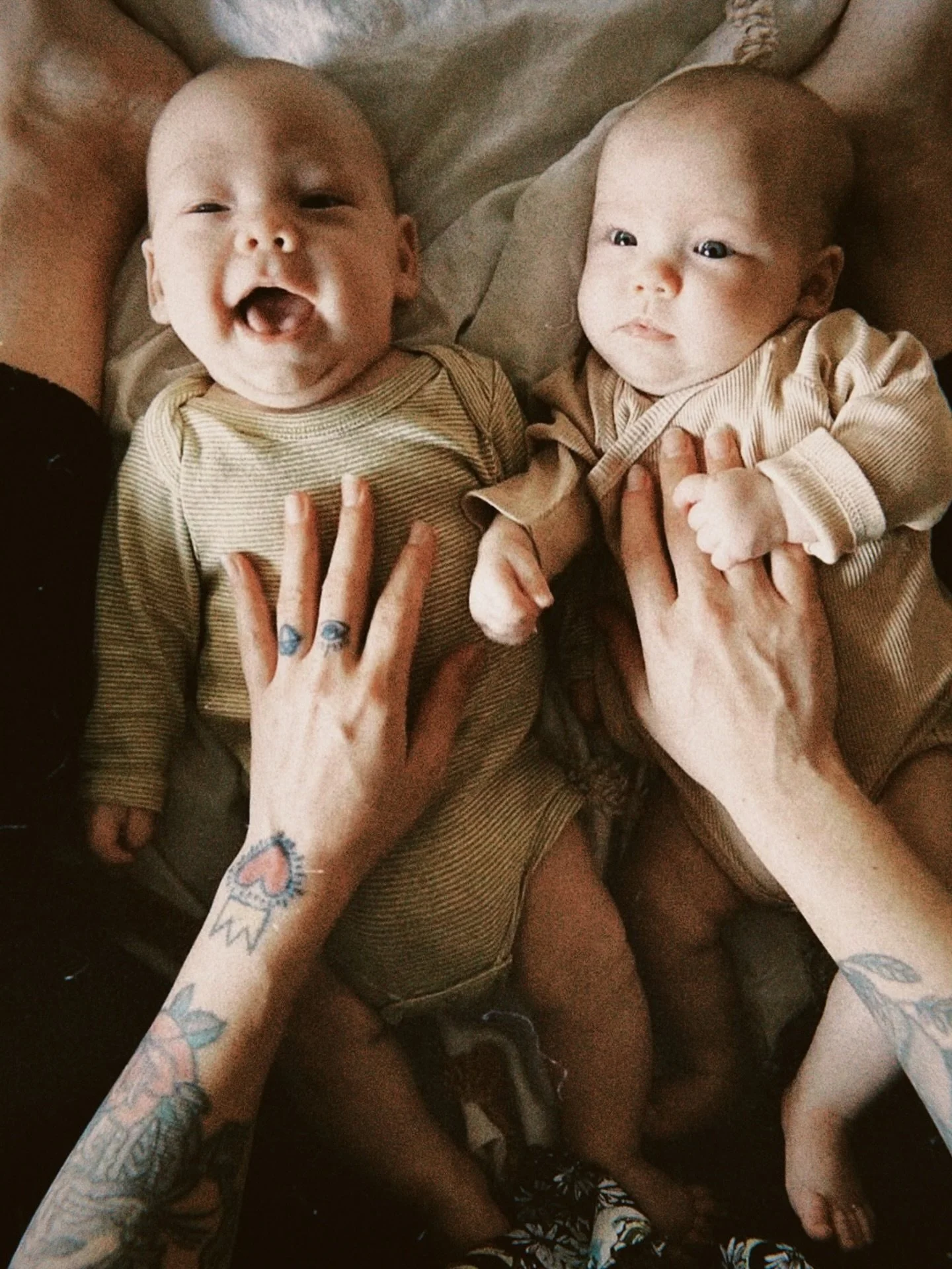 Une photo perso pour vous parler &agrave; c&oelig;ur ouvert.

Sur les r&eacute;seaux, la maternit&eacute; ressemble souvent &agrave; un r&ecirc;ve &eacute;veill&eacute;. Des ventres ronds parfaits et baign&eacute;s de lumi&egrave;re, des nouveau-n&ea