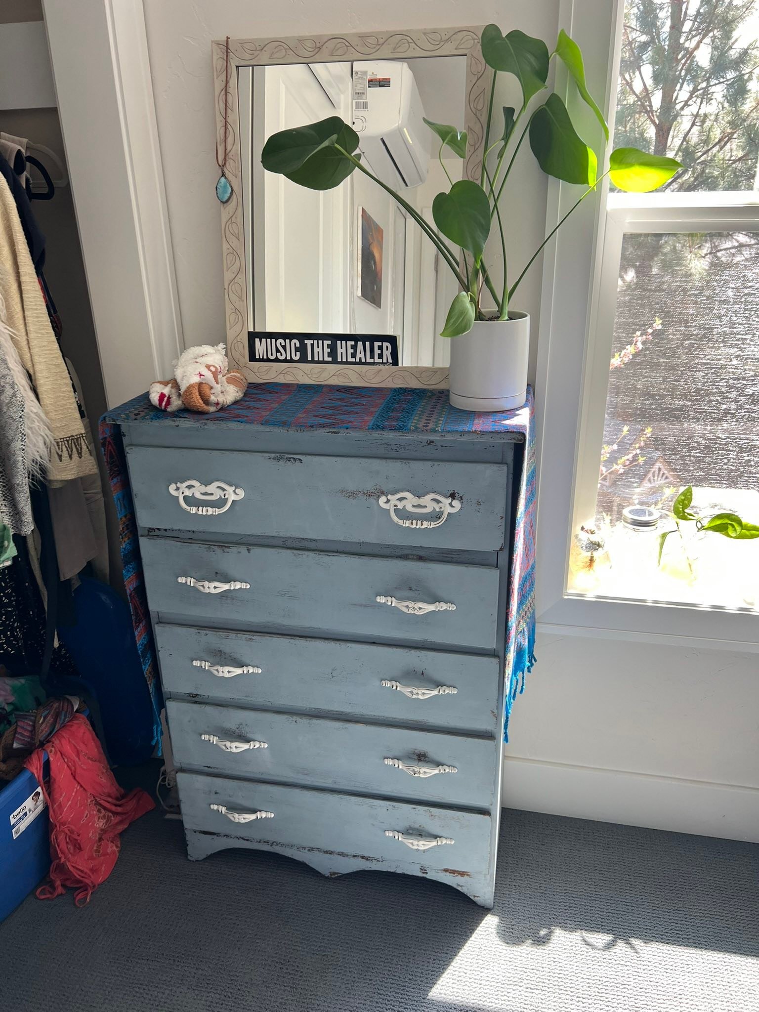 Looking for a space to furnish, that I can stay once in a while between travels, dog sitting gigs, teaching at dance festivals&hellip;.
Happy for the room to be used by your guests when I am gone, which would be much of every month. 
I have a really 