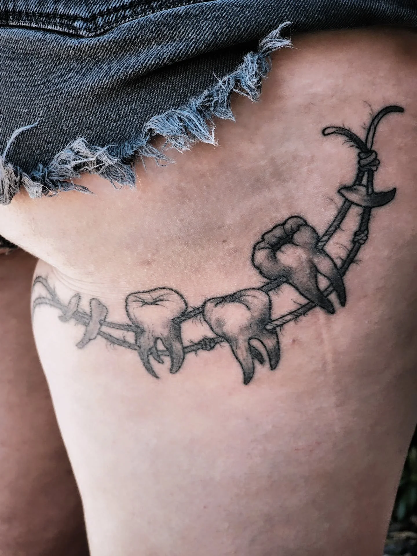 Healed teeth on a rope ✤ the details healed up fantastic! Thanks Lauryn 🔥
@magic.rabbit.tattoo 
#aztattoos #aztattoostudio #aztattooartist #blacktattoos #toothtattoo