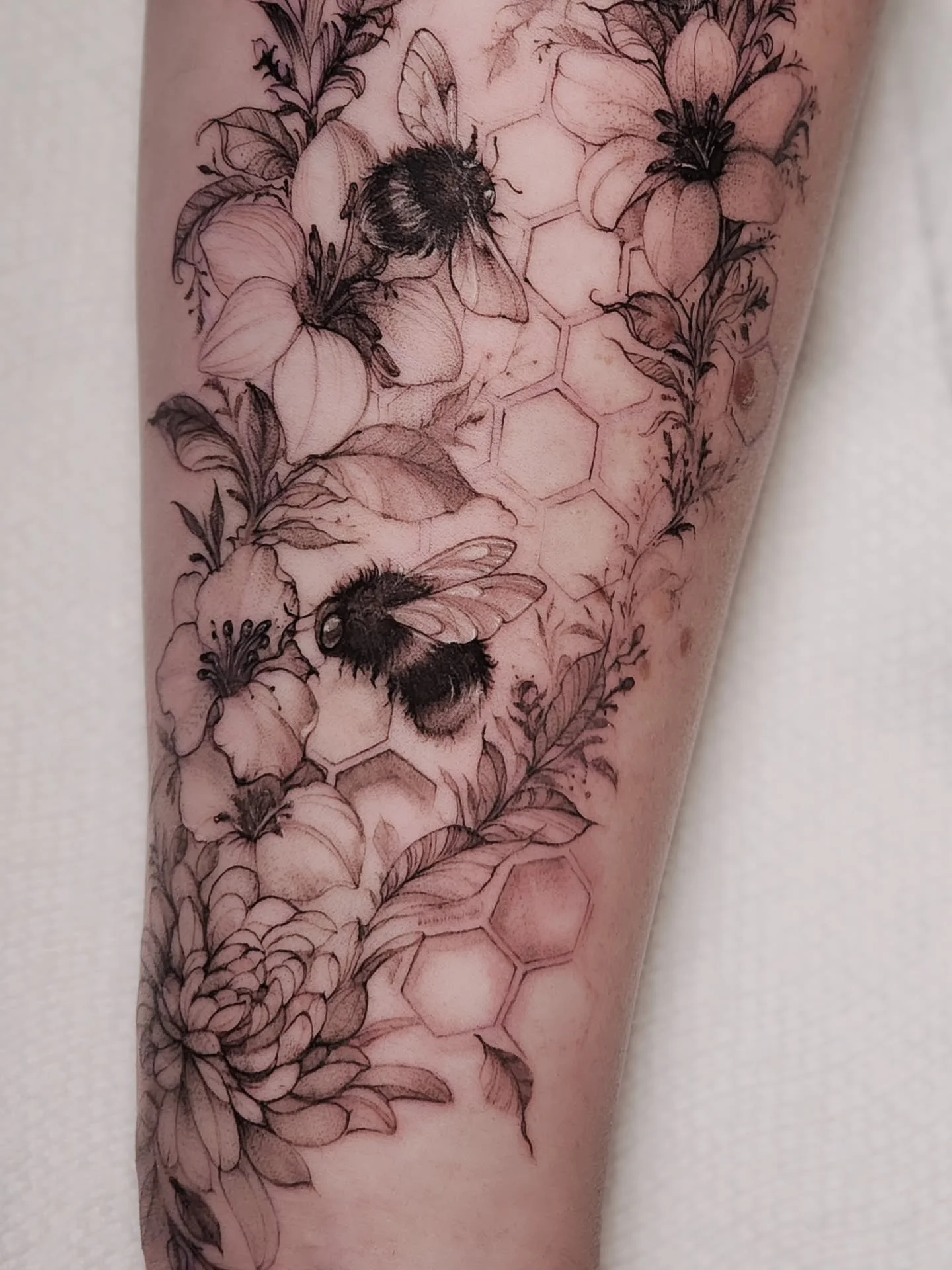 Little bumble butts 🥹🫶 I would be happy tattooing these little guys forever. 

Created at @magic.rabbit.tattoo in #mesaarizona 

#tattoos #beetattoo #flowers #flowertattoo