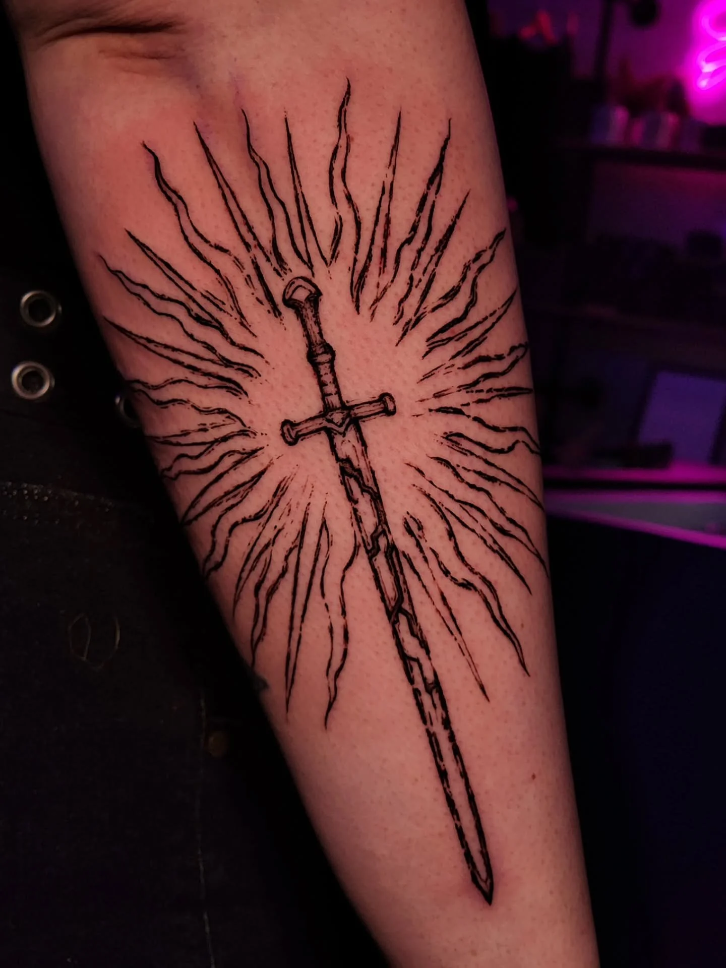 ✤Woodcut/Linocut style Narsil Sword for Katie ✤
📍@magic.rabbit.tattoo  #mesaarizona 
🌐 @inkedbyafairy (only account)

I'm so excited to start printmaking and learning more about linocut &amp; reliefs 😁 I will be making handmade prints of plants, b