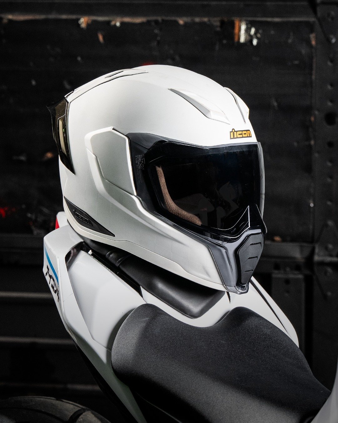 Our most feature packed helmet yet - the Ultraflite RR is precision engineered to survive the street. With a lightweight fiberglass/Dyneema shell, MIPS protection, ULTRASHIELD + Dropshield Ultra optics, and a SpeedWing&trade;-equipped vent system for