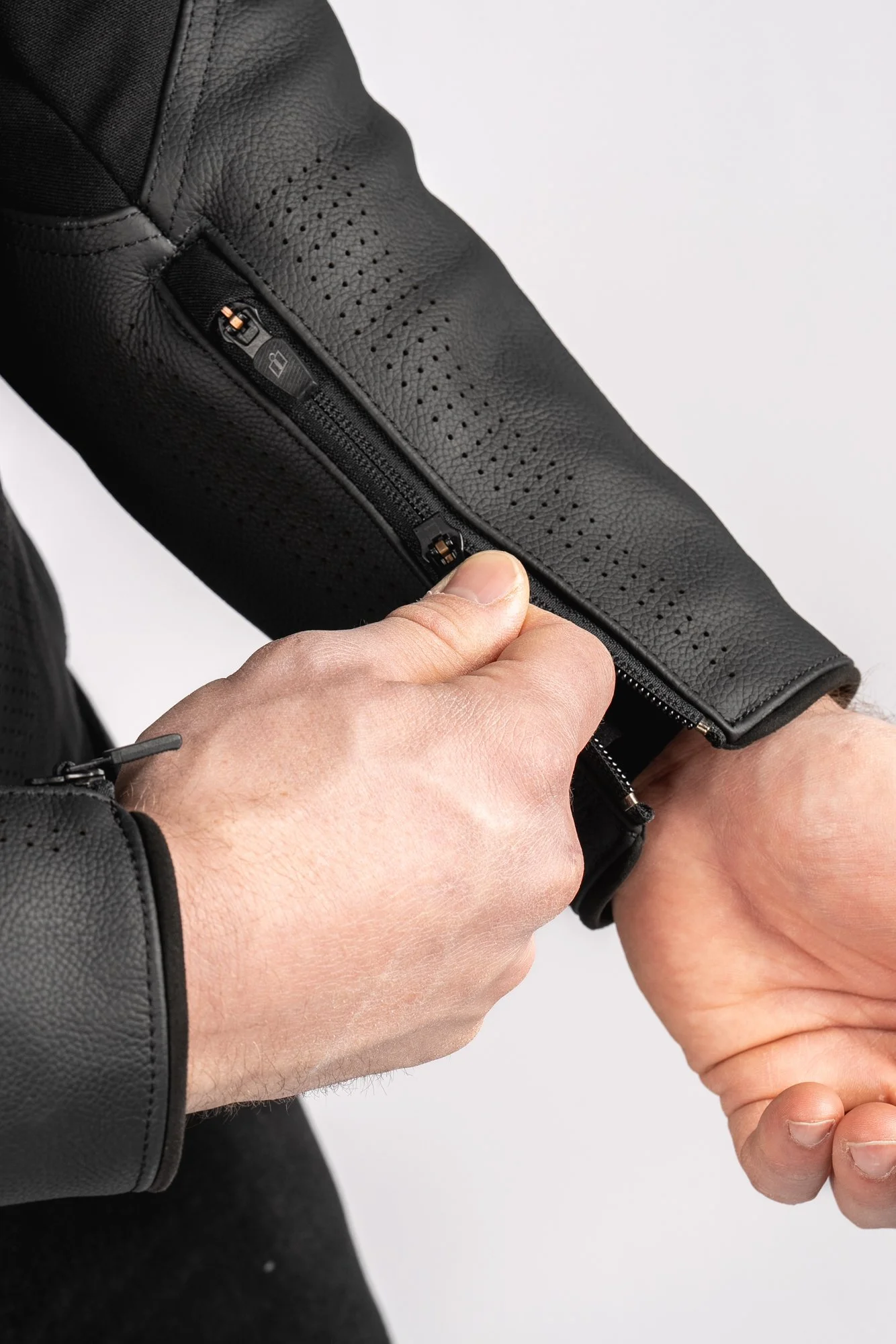 Contra3RROnBodyBlackGoldDetail7.jpg
