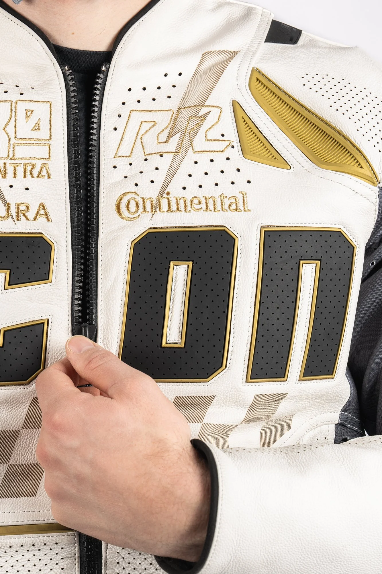 Contra3RROnBodyWhiteDetail7.jpg