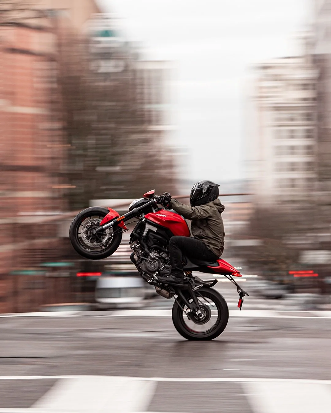 Born from the rain soaked streets of Portland, the PDX3 knows a thing or two about staying dry. Fully seam-taped construction with D3O impact protectors means you don’t have to choose between a raincoat or riding jacket.