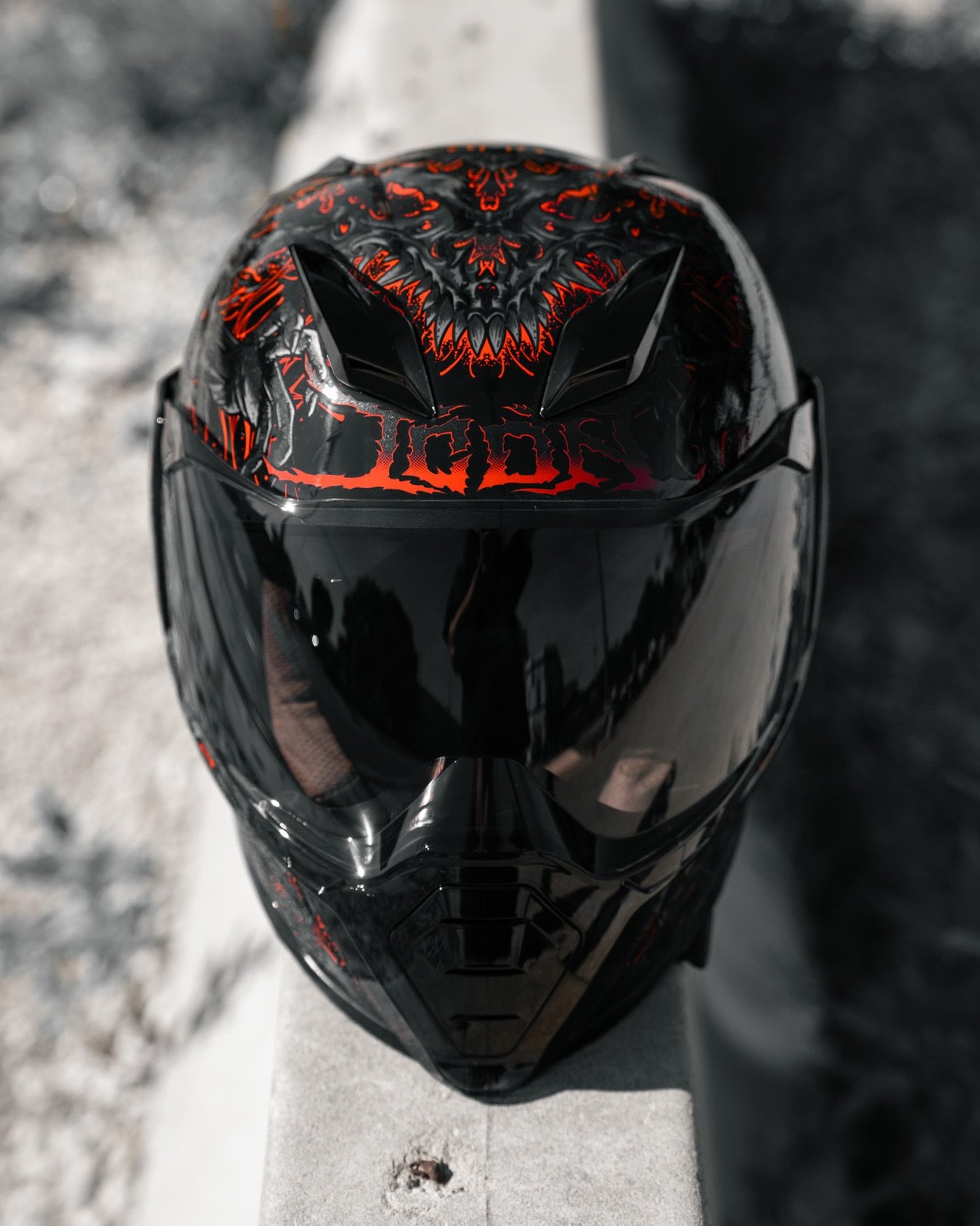 Metal styling, handcrafted FRP protection. Built with MIPS brain protection system and HelmLink compatibility.