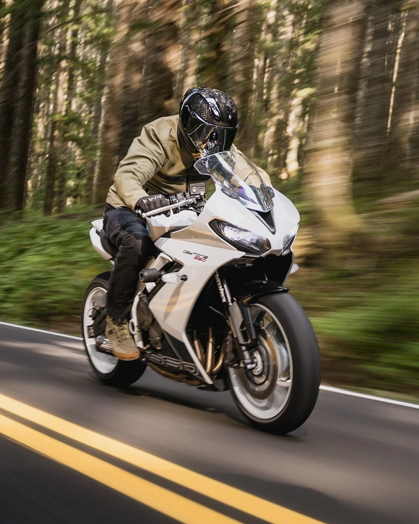 Performance without compromise. The ULTRAFLITE Carbon is the ultimate expression of ICON&rsquo;s street DNA