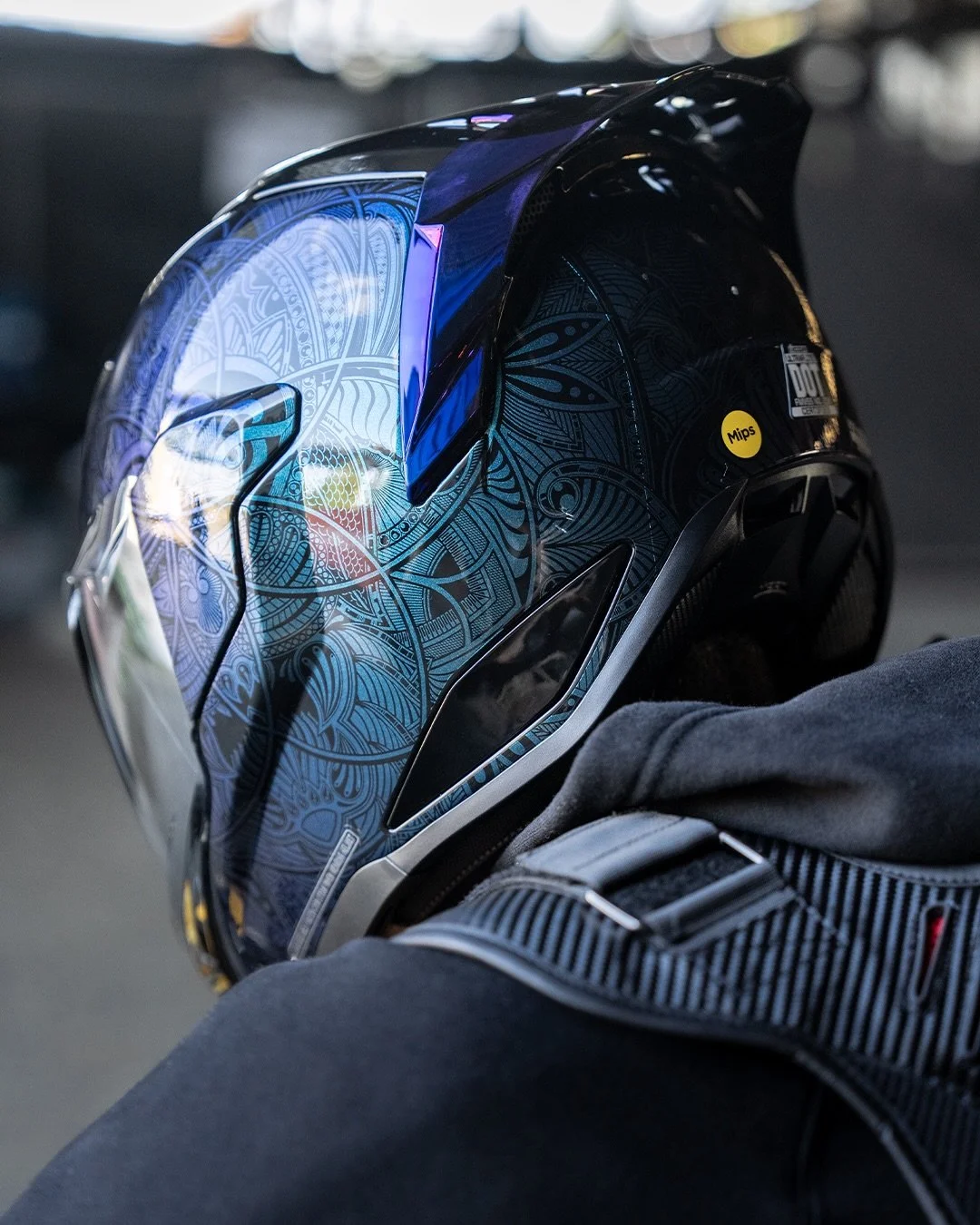 Hypnotic by design. Mandala-inspired geometry layered in Opal color-shift paint turns chaos into symmetry at speed. The ULTRAFLITE Opal Mandala delivers uncompromising performance with its handcrafted FRP shell, superior venting, and full-coverage Dr