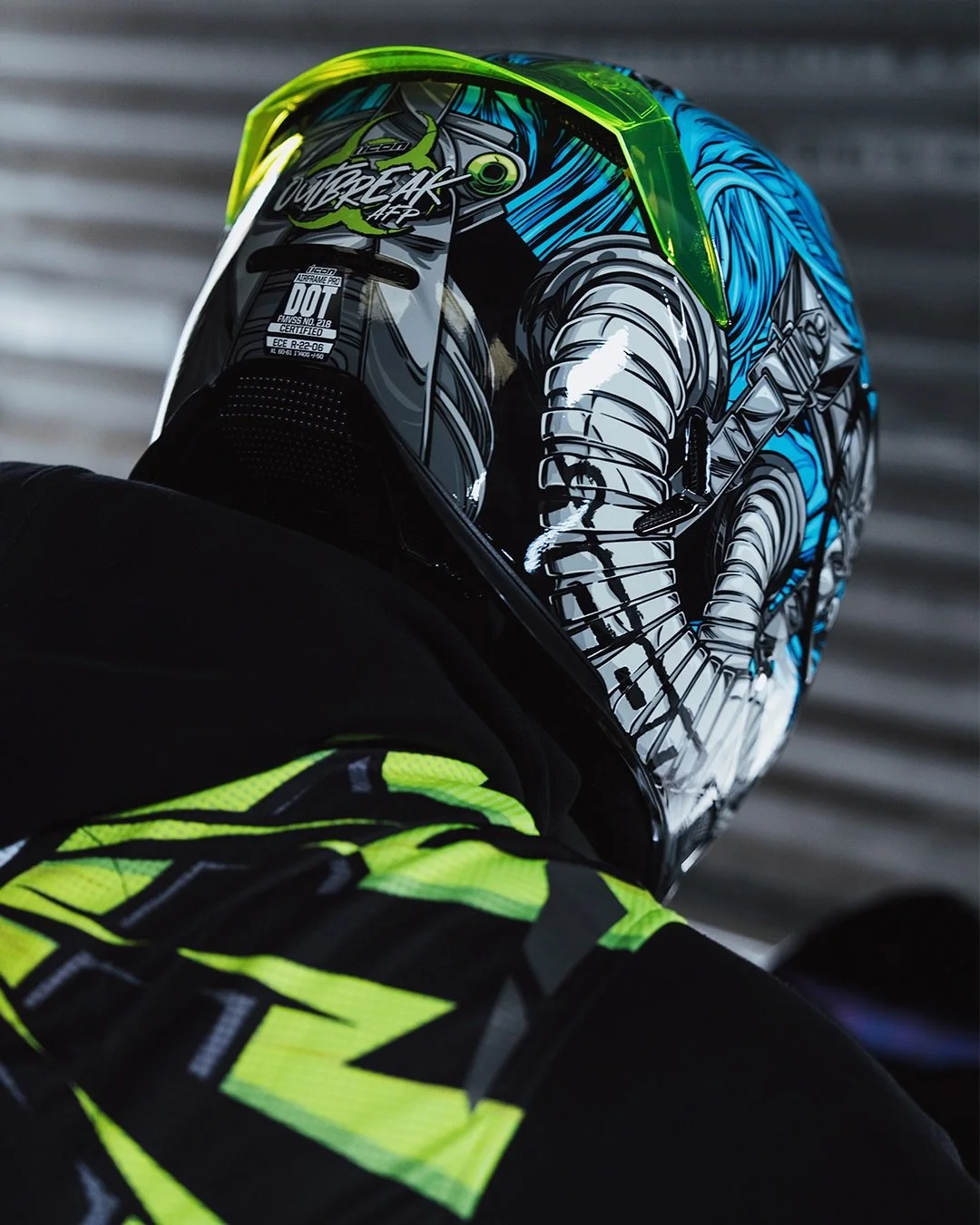 FRP construction, multi-port intake/exhaust architecture, Fog-Free optics, and a fully segmentable Hydradry liner.
The Airframe Pro Outbreak isn&rsquo;t just styled for the end times, it&rsquo;s spec&rsquo;d for them.