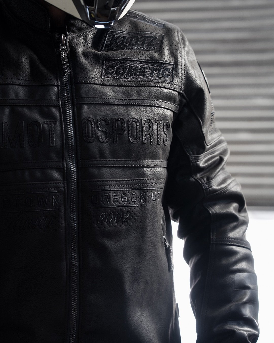 Old-school race DNA. Modern materials. NeoDaytona 2 brings classic Daytona graphics to an Ax Laredo synthetic chassis, reinforced with D3O impact protectors in the shoulders, elbows, and back.