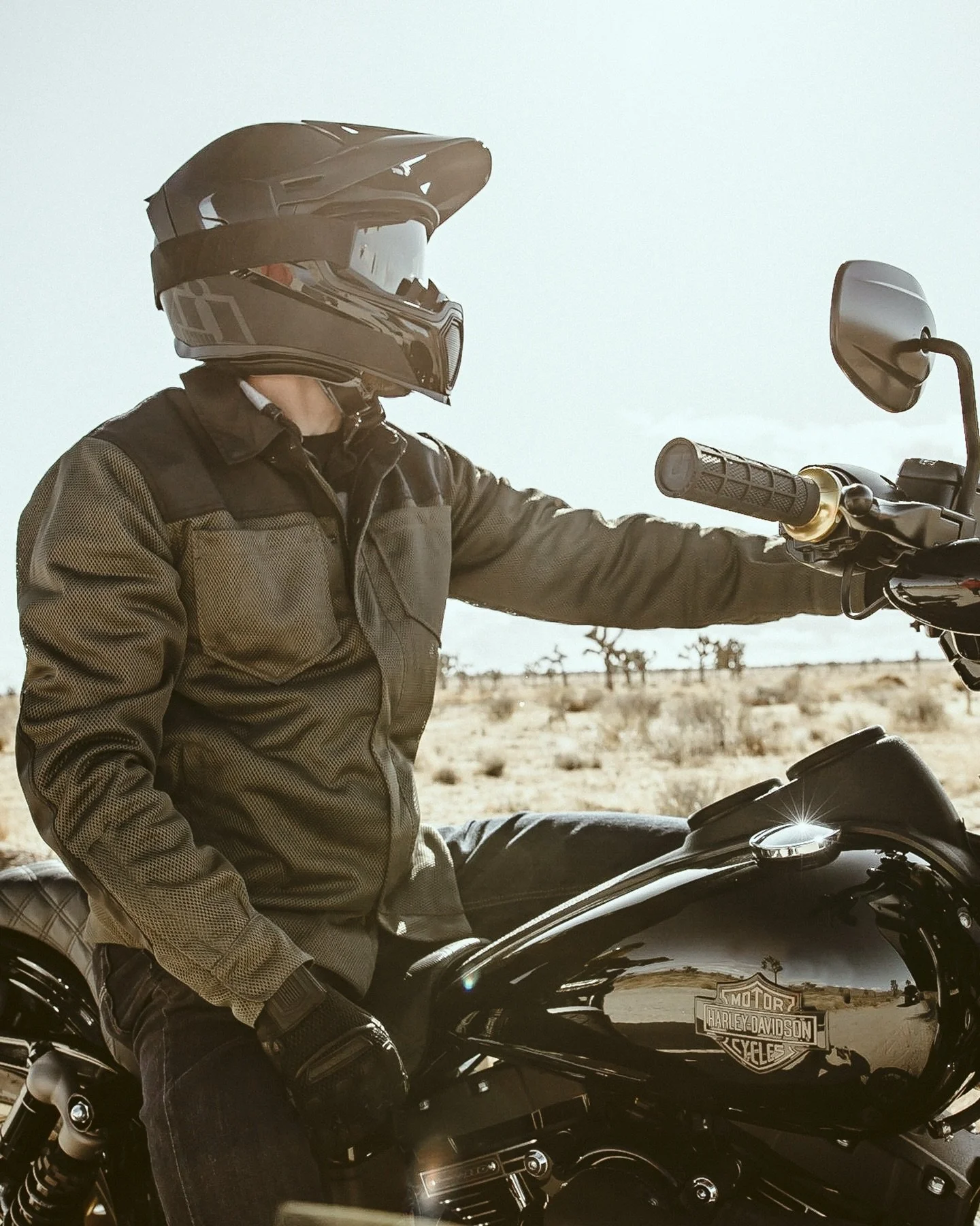 One helmet, two vibes.
Remove the shield, install the Airflite&trade; peak, and the Airflite takes on a completely different presence. The lines change, the attitude shifts, and the same trusted helmet moves into new territory. Simply adapt when you 