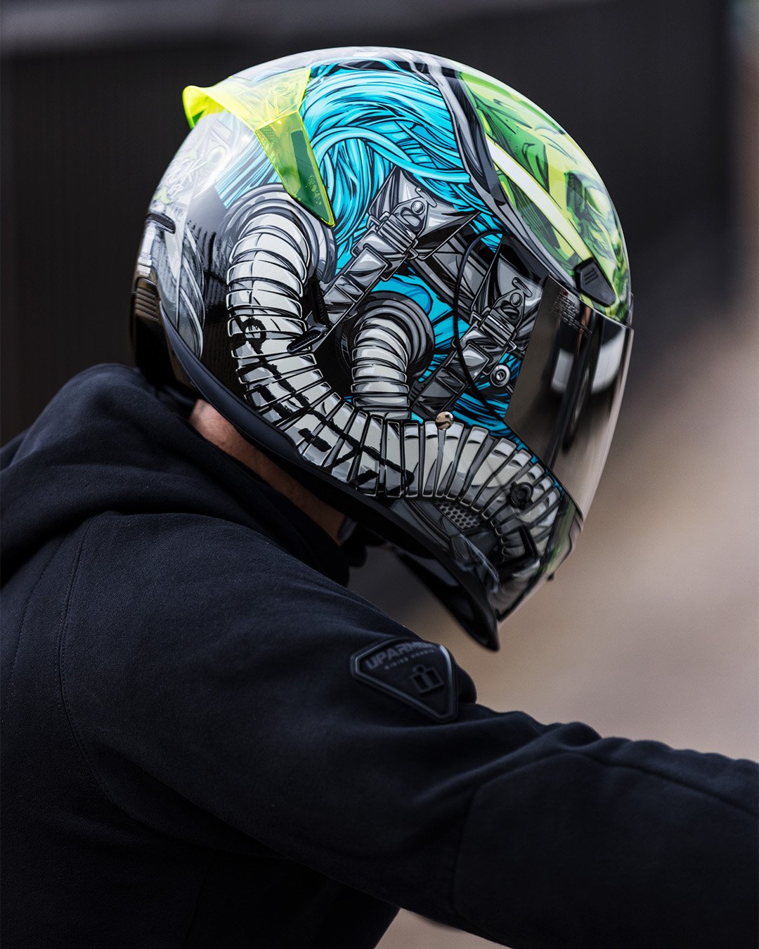 Post-apocalypse spec. The Airframe Pro Outbreak runs a lightweight FRP shell, RST Silver Optics shield, and the most superior ventilation. Paired up with the Uparmor Hoodie, you've got real-world riding coverage thanks to a full suite of D3O impact p