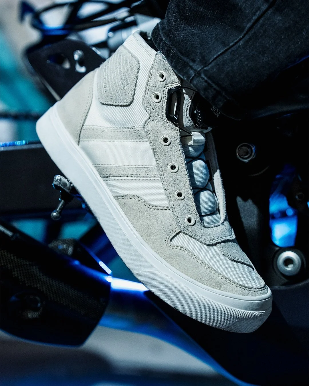 The Dog Days CE boot is built to perform - on and off the bike. Wrapped in leather and high performance canvas, it&rsquo;s built to perform as good as it looks. BOA Fit System lets you lock in with a twist, and D3O ankle inserts bring the backup. 

A