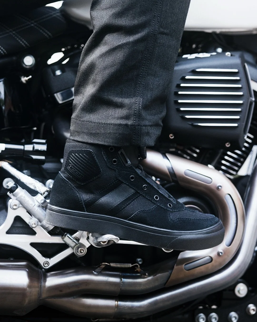 The Dog Days CE boot is built to perform - on and off the bike. Wrapped in leather and high performance canvas, it&rsquo;s engineered to ride as hard as it looks. BOA Fit System lets you lock in with a twist, and D3O ankle inserts bring the backup. 
