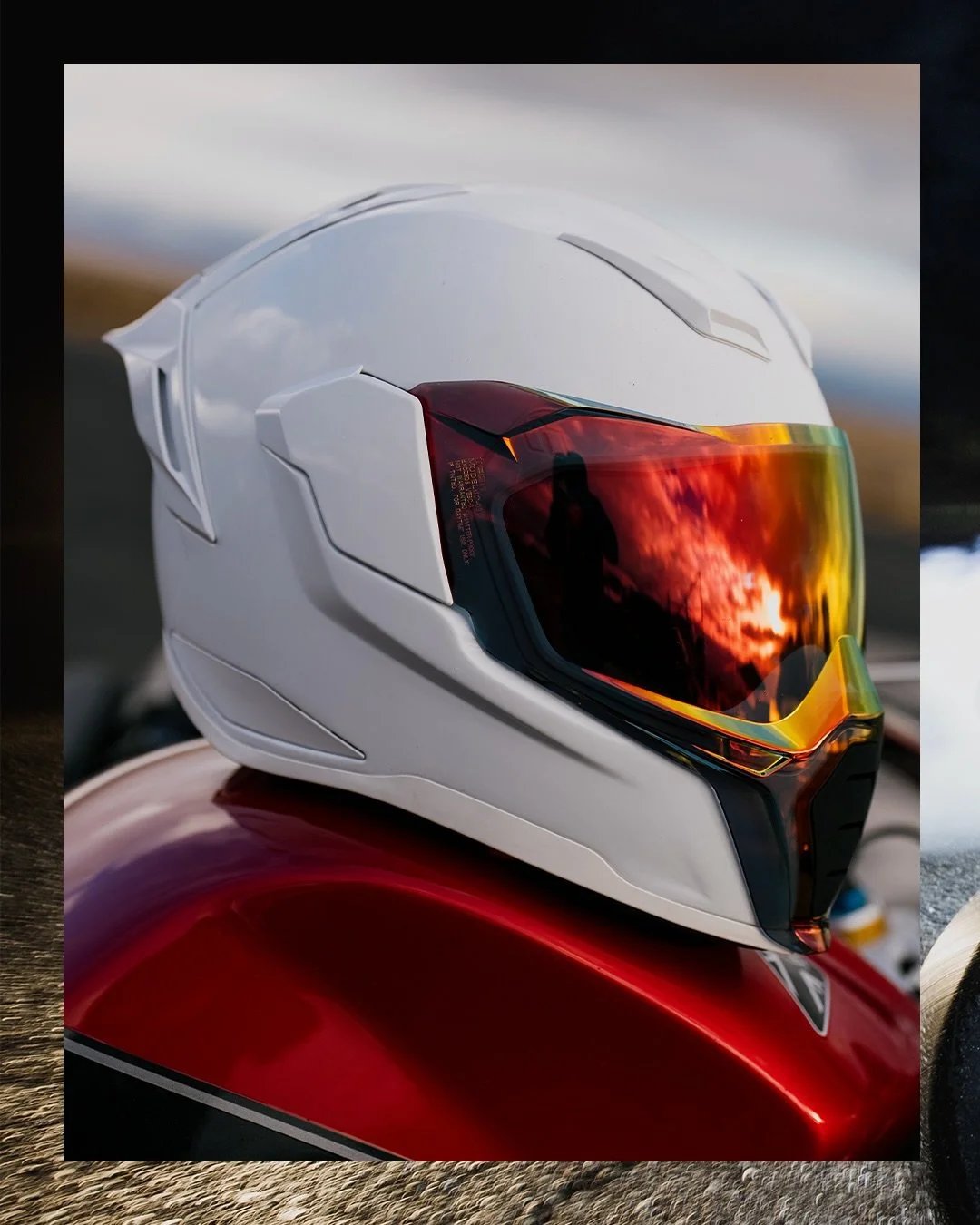 No graphics. No distractions. The ULTRAFLITE Solids showcase our uncompromising pursuit of performance, without all the flash. An oversized viewport covered by a full-length shield offers an unobstructed view, while the Dropshied Ultra provides maxim