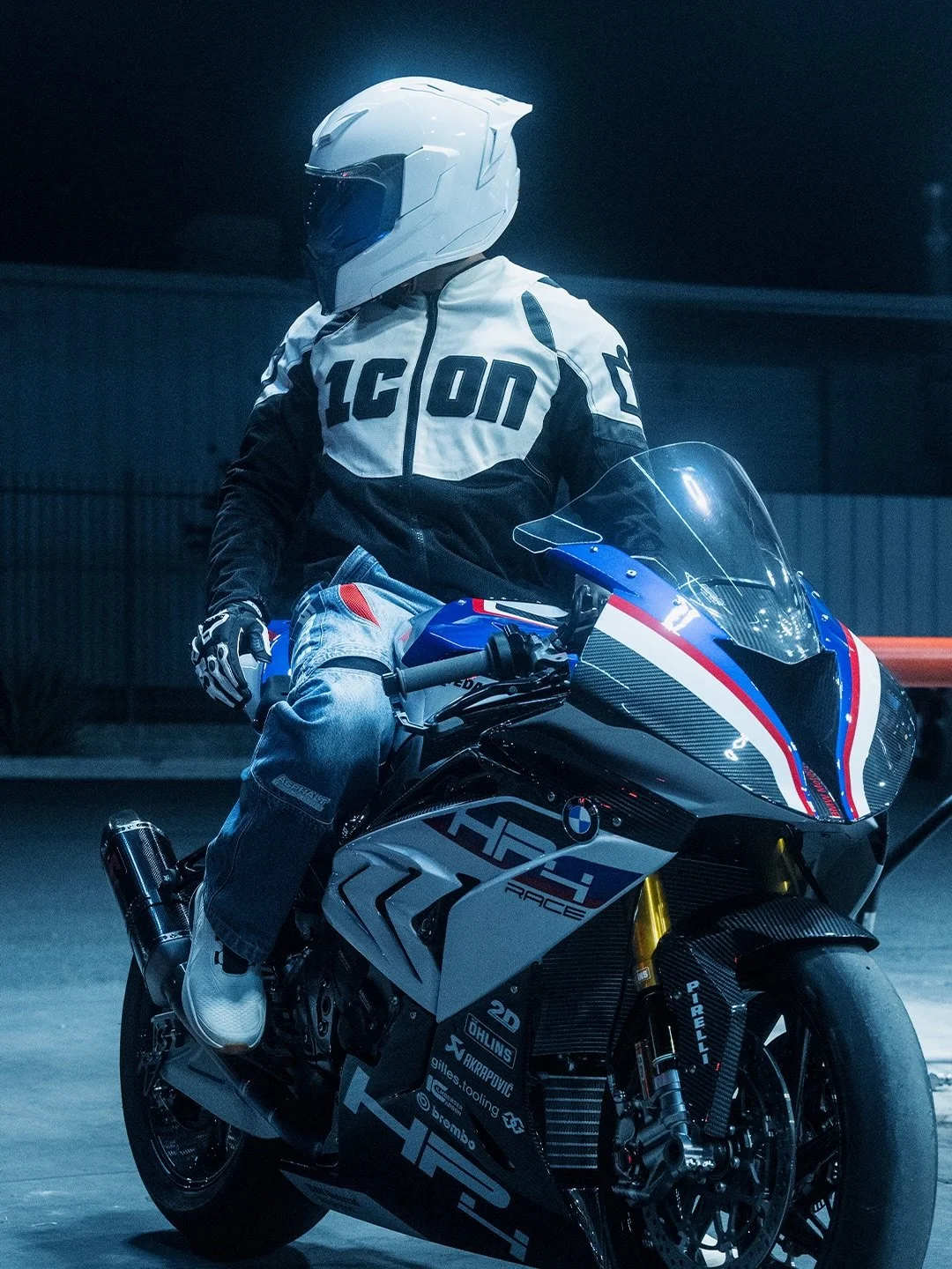 No graphics, no distractions. Pure uncompromising performance. 

An oversized viewport covered by a full-length shield offers an unobstructed view, while the Dropshied Ultra provides maximum on-demand eye-shade. The aggressive profile is defined by t