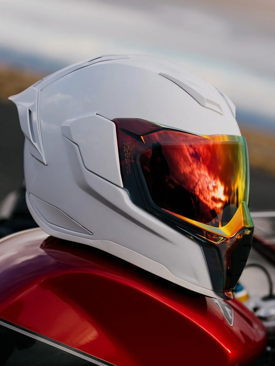 No graphics, no distractions. Pure uncompromising performance.

An oversized viewport covered by a full-length shield offers an unobstructed view, while the Dropshied Ultra provides maximum on-demand eye-shade. The aggressive profile is defined by th