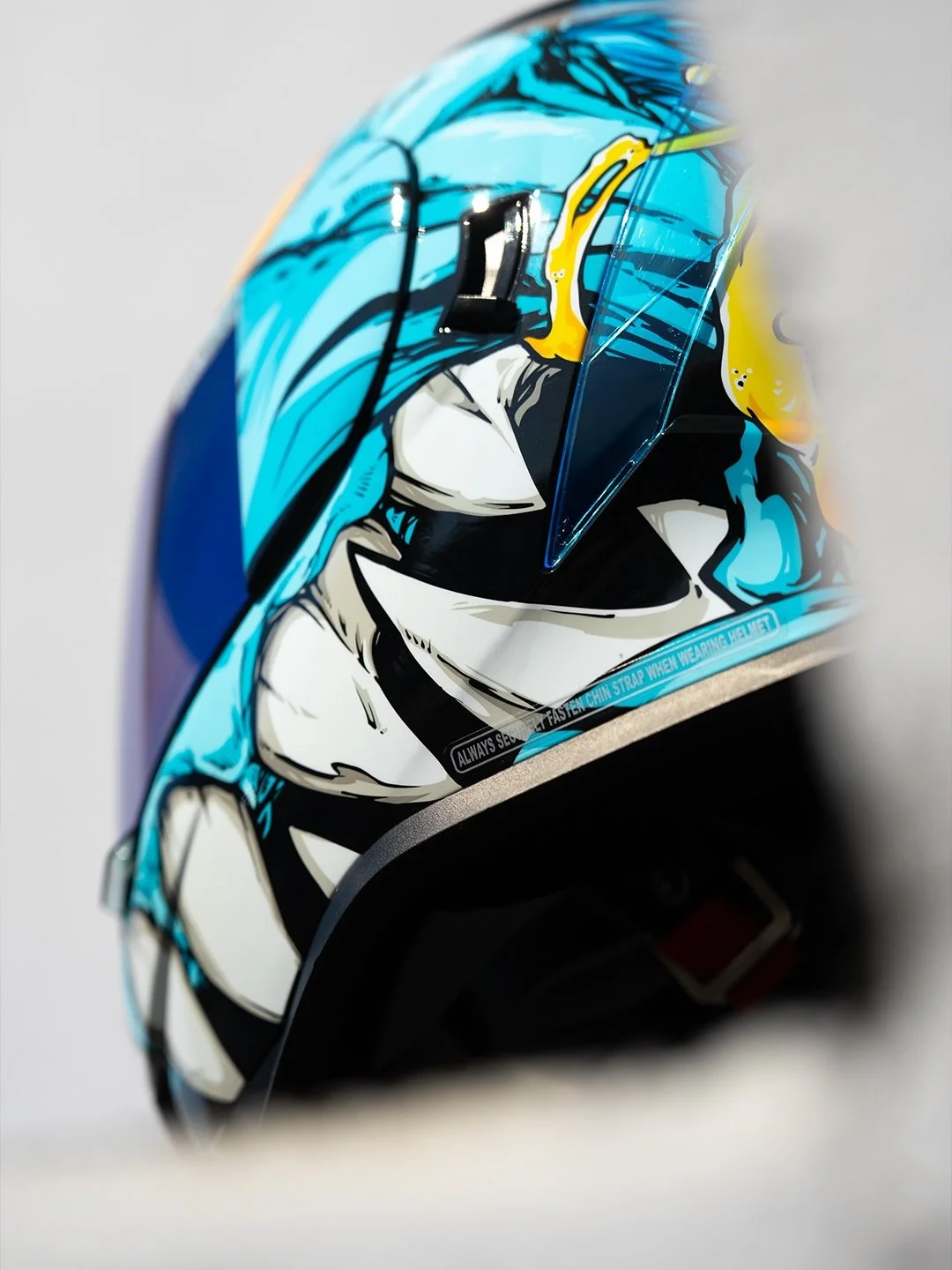 Alien? Monster? Doesn&rsquo;t matter.
The Airform Manik&rsquo;RR brings MIPS brain protection system, ECE22.06 certification, a Fog-Free Optics shield + internal Dark Smoke DropShield.

Built to hunt day or night.

Available now at authorized ICON de