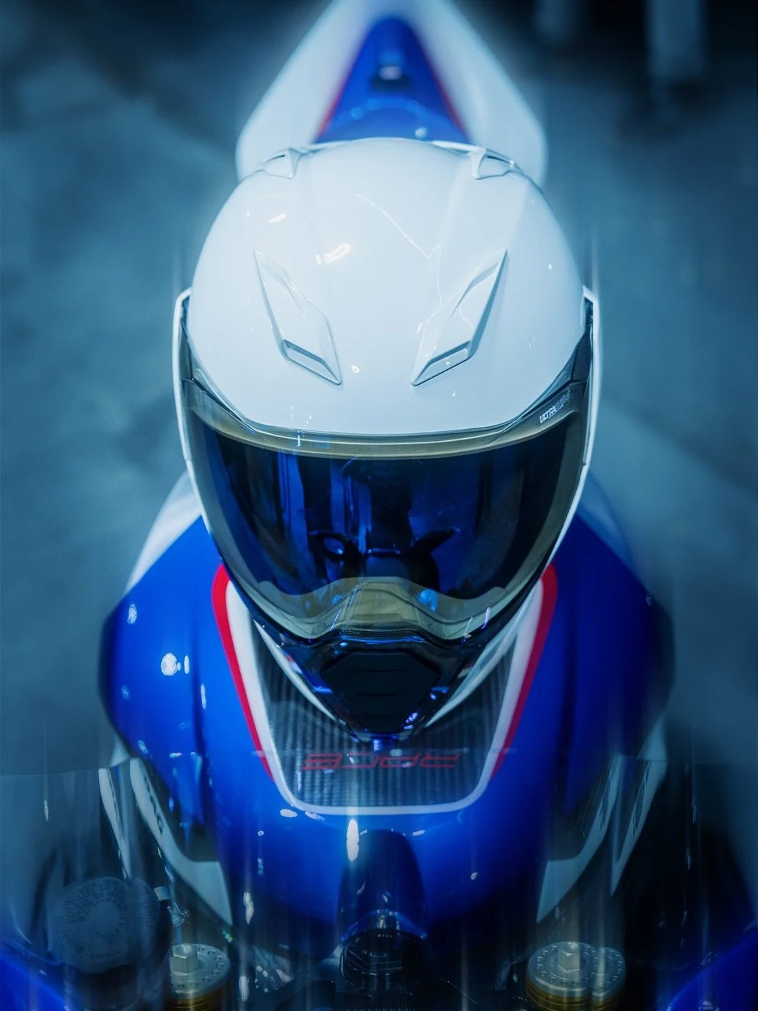 No graphics, no distractions. Pure uncompromising performance.

An oversized viewport covered by a full-length shield offers an unobstructed view, while the Dropshied Ultra provides maximum on-demand eye-shade. The aggressive profile is defined by th