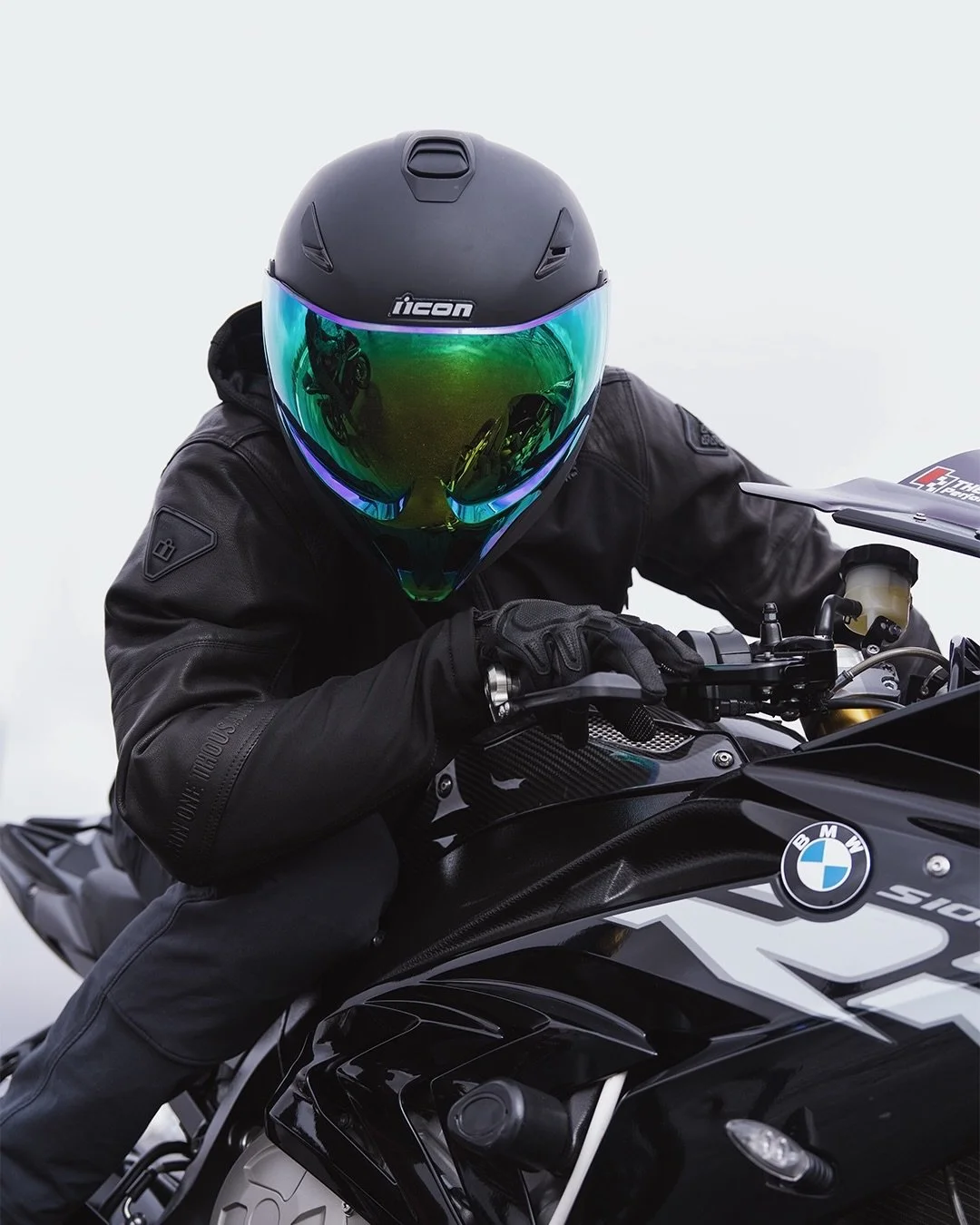 Threshold Solid Rubatone, Basehawk 2 jacket

The Threshold features FRP shell construction, flip-up chinbar, oversized venting, and dual-shield functionality for total street adaptability without sacrificing protection. The Basehawk2 jacket evolves t