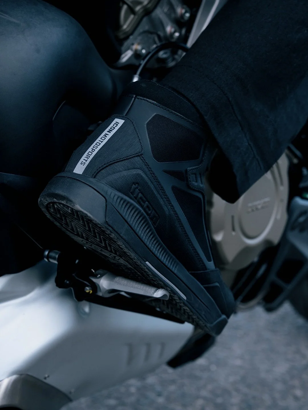 The Patrol3 Boot is back with a waterproof/breathable liner, TechTuff leather upper, and BOA Fit System for a precise fit built to handle the ride. D3O ankle inserts, a nylon midfoot shank, and a grooved outsole bring the coverage, comfort, and tract