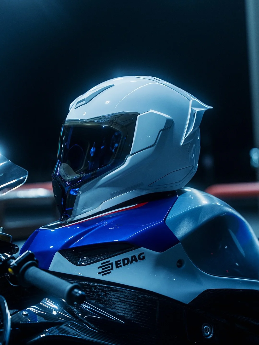 No graphics, no distractions. Pure uncompromising performance.

An oversized viewport covered by a full-length shield offers an unobstructed view, while the Dropshied Ultra provides maximum on-demand eye-shade. The aggressive profile is defined by th