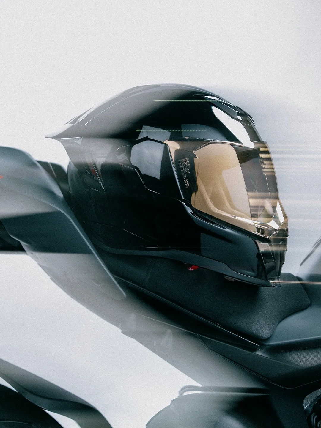 Black-on-black. No distractions.

The Ultraflite helmet delivers a wide-open viewport, Dropshield Ultra eye-shade, Speedwing Supervent stability, and MIPS protection, while the NeoDaytona 2 Jacket backs it up with an Ax Laredo chassis and full D3O im