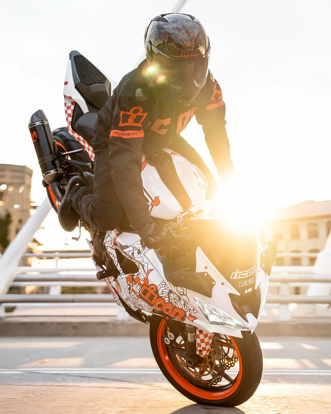 Ready for the weekend? The Ultraflite Misanthrope meets the sunrise with dark smoke optics, handcrafted FRP construction, and MIPS&reg; protection. Rock it with the Contra 3 hero jacket, built for riders still moving when the city wakes up.

Now Avai