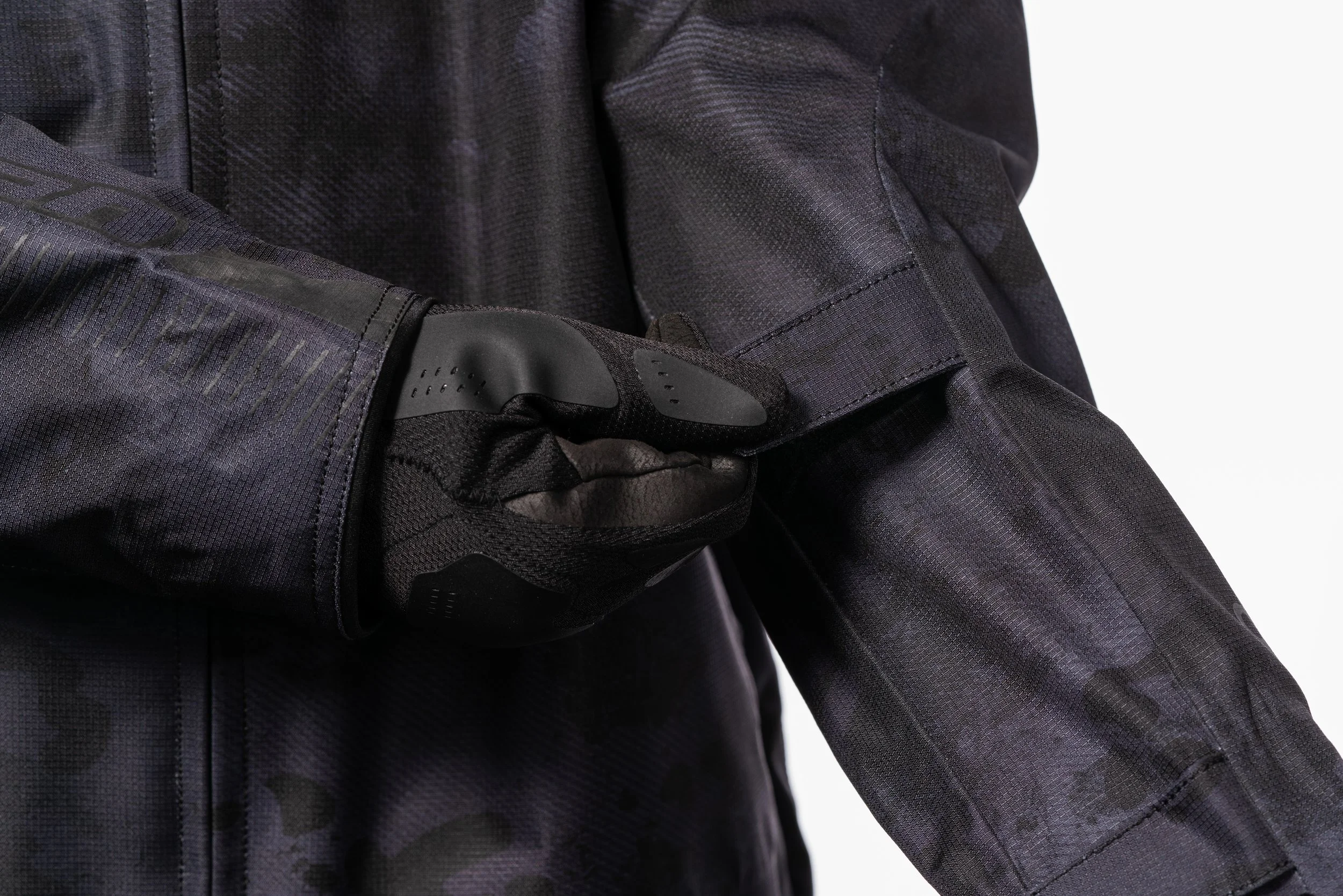 PDX3Jacket_DarkCamo_Fitdetail. 